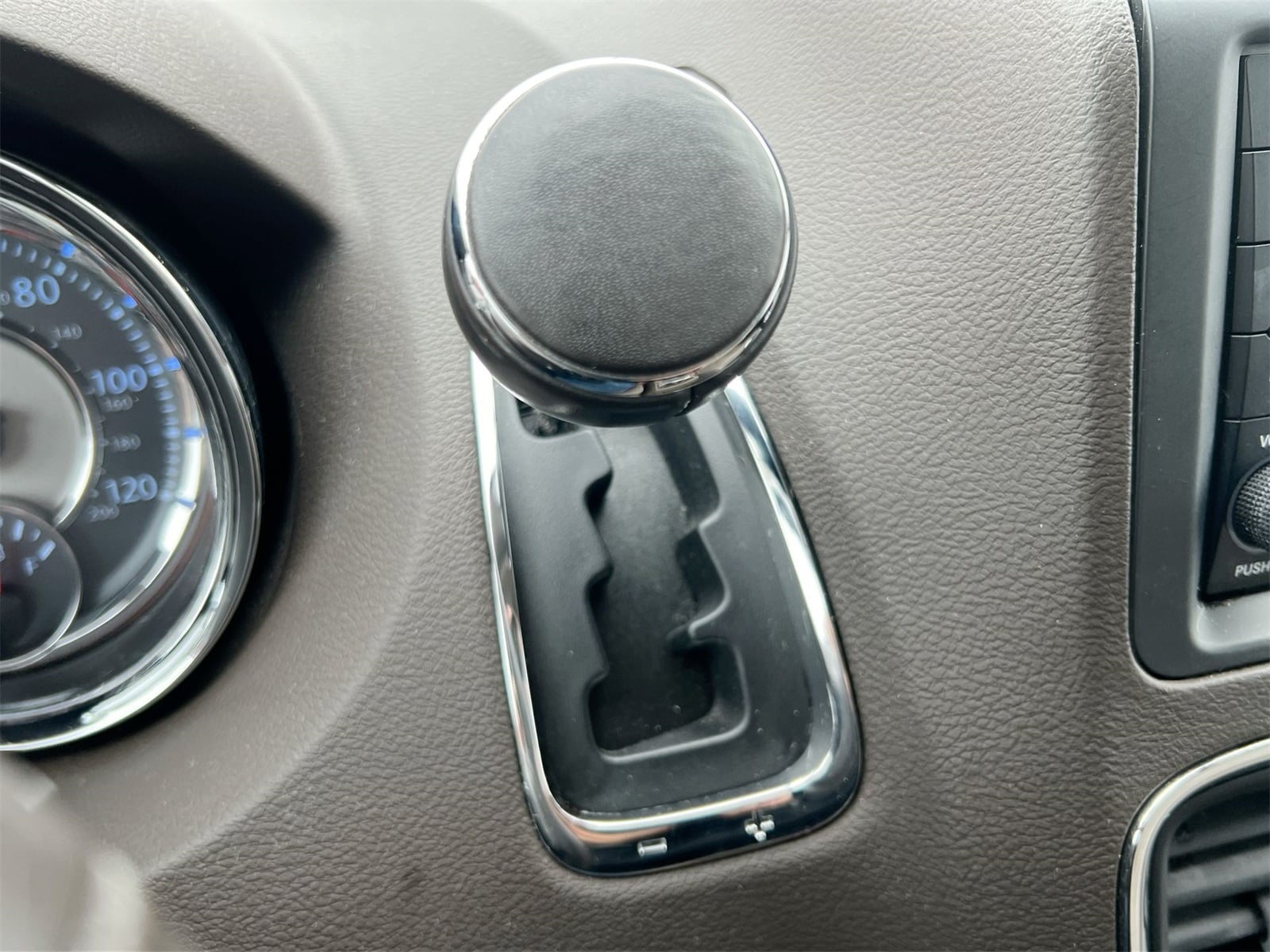 Thumbnail: 2013 Chrysler Town & Country - 31