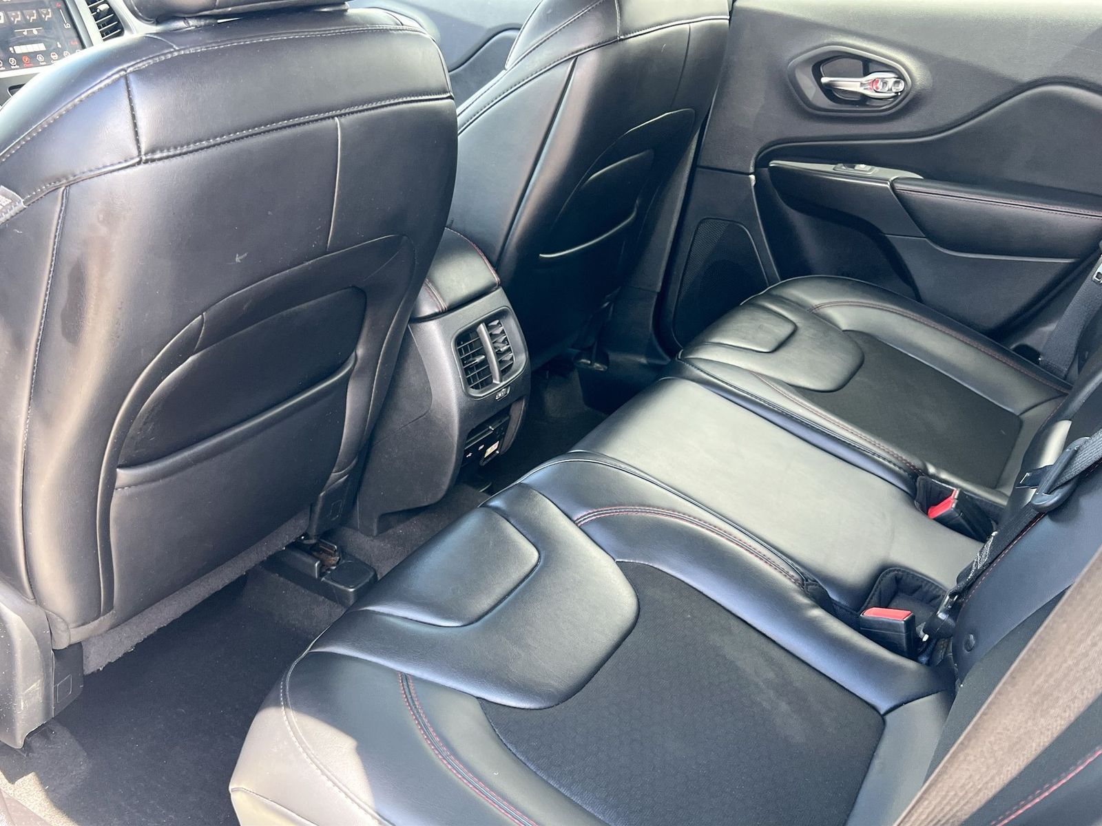 Thumbnail: 2019 Jeep Cherokee - 18