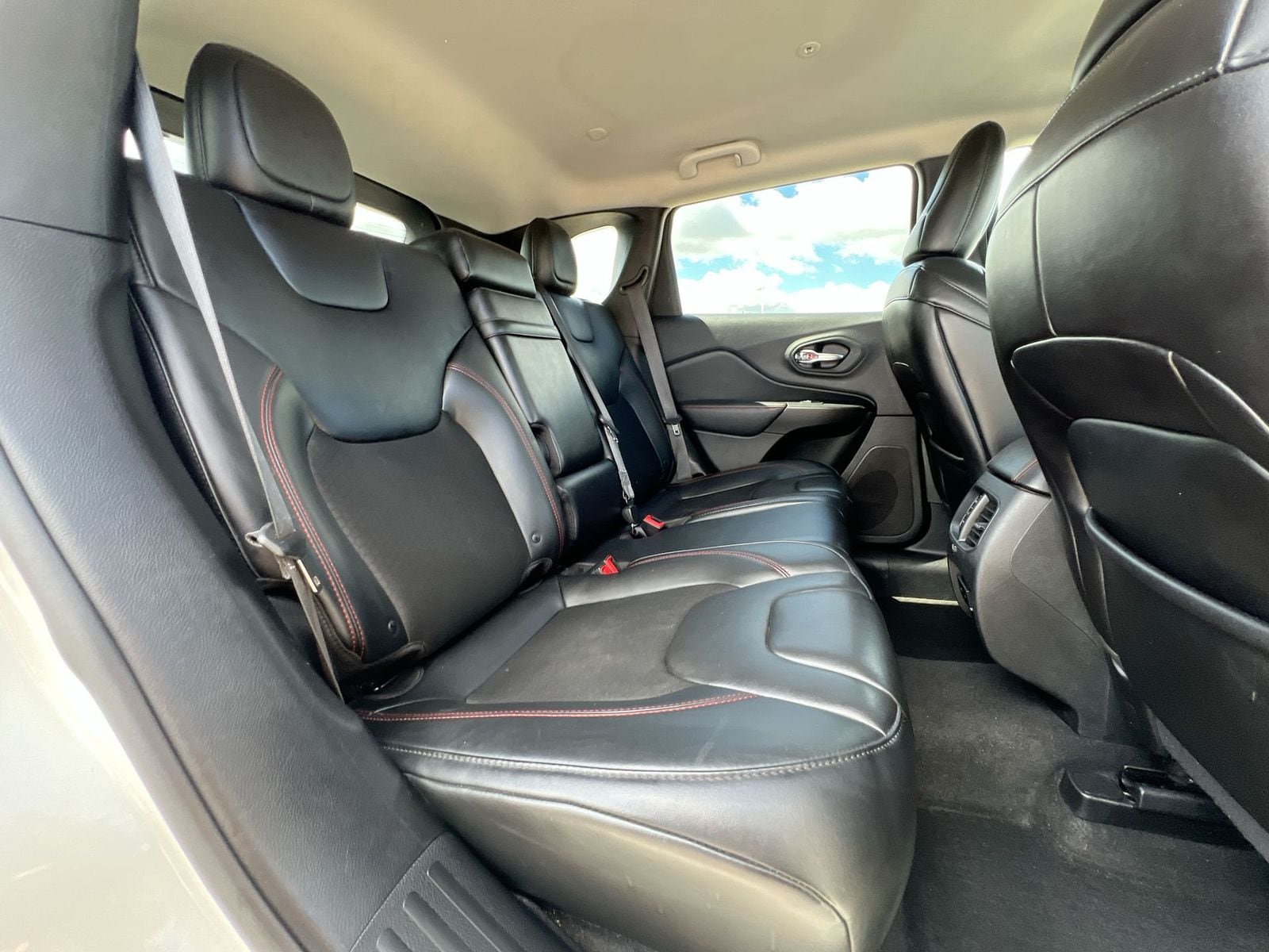 Thumbnail: 2019 Jeep Cherokee - 20