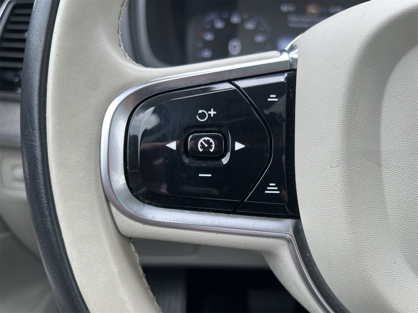 Thumbnail: 2022 Volvo XC90 - 24