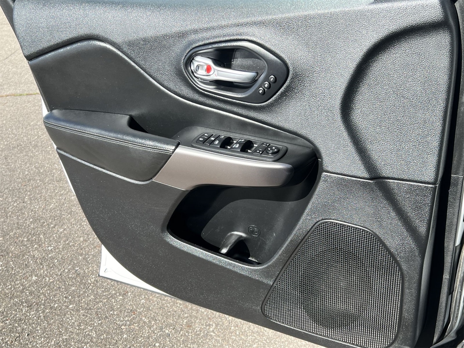 Thumbnail: 2019 Jeep Cherokee - 30