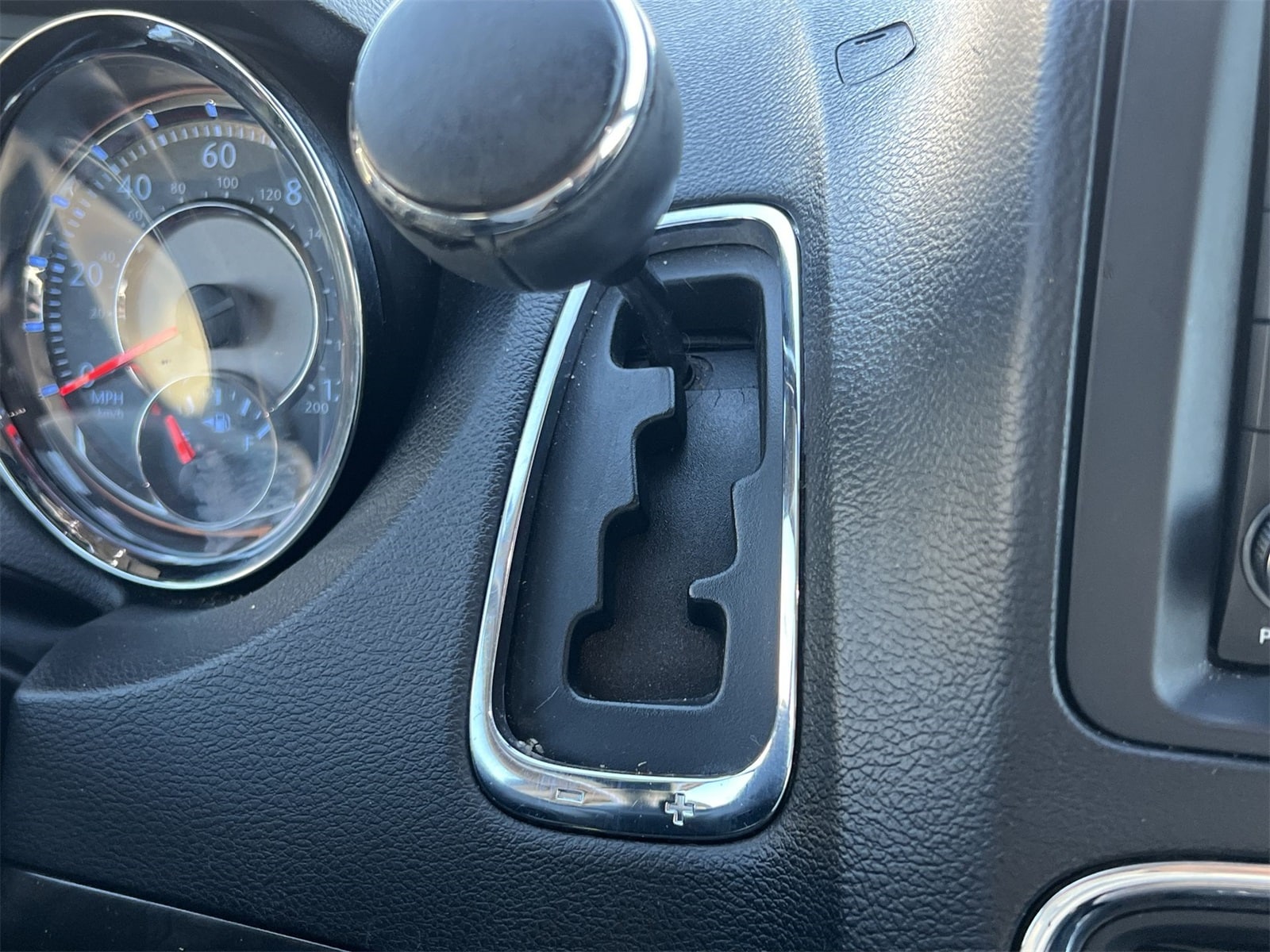 Thumbnail: 2015 Chrysler Town & Country - 29