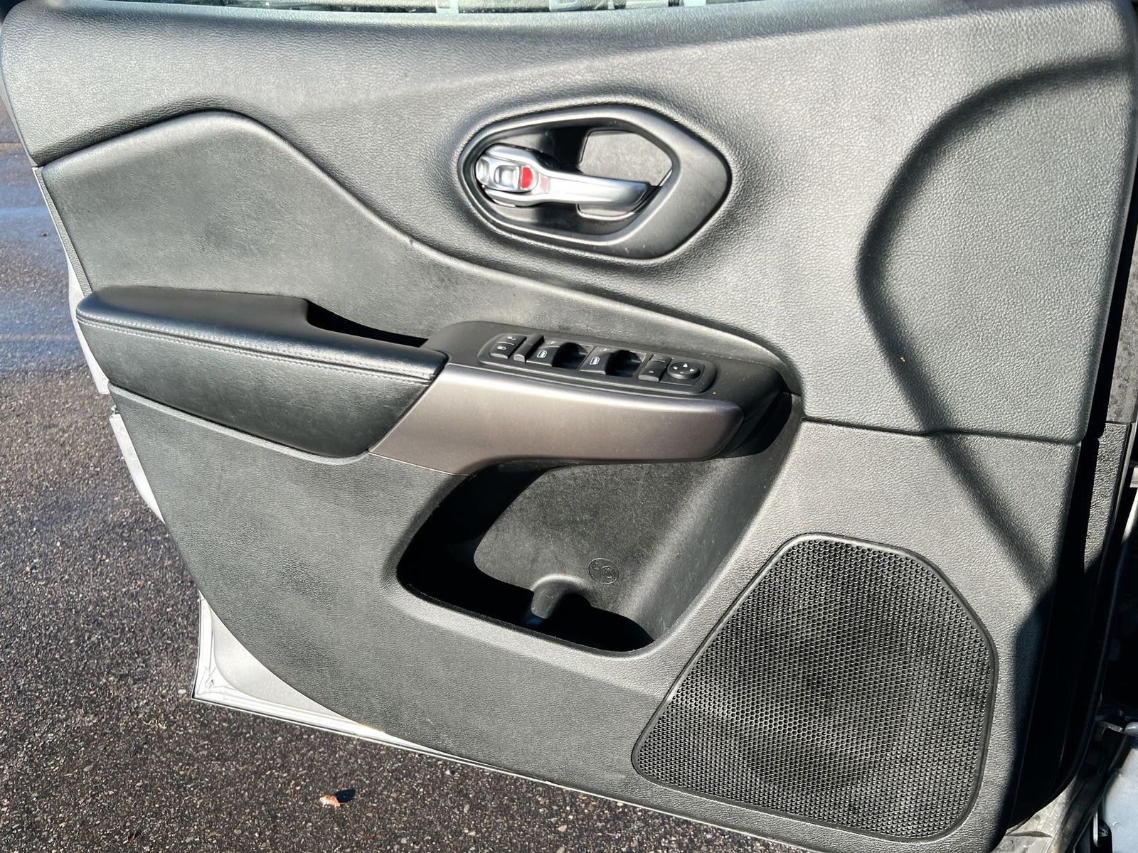 Thumbnail: 2019 Jeep Cherokee - 30