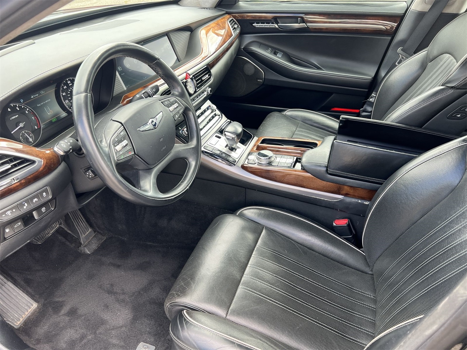 Thumbnail: 2017 Genesis G90 - 10