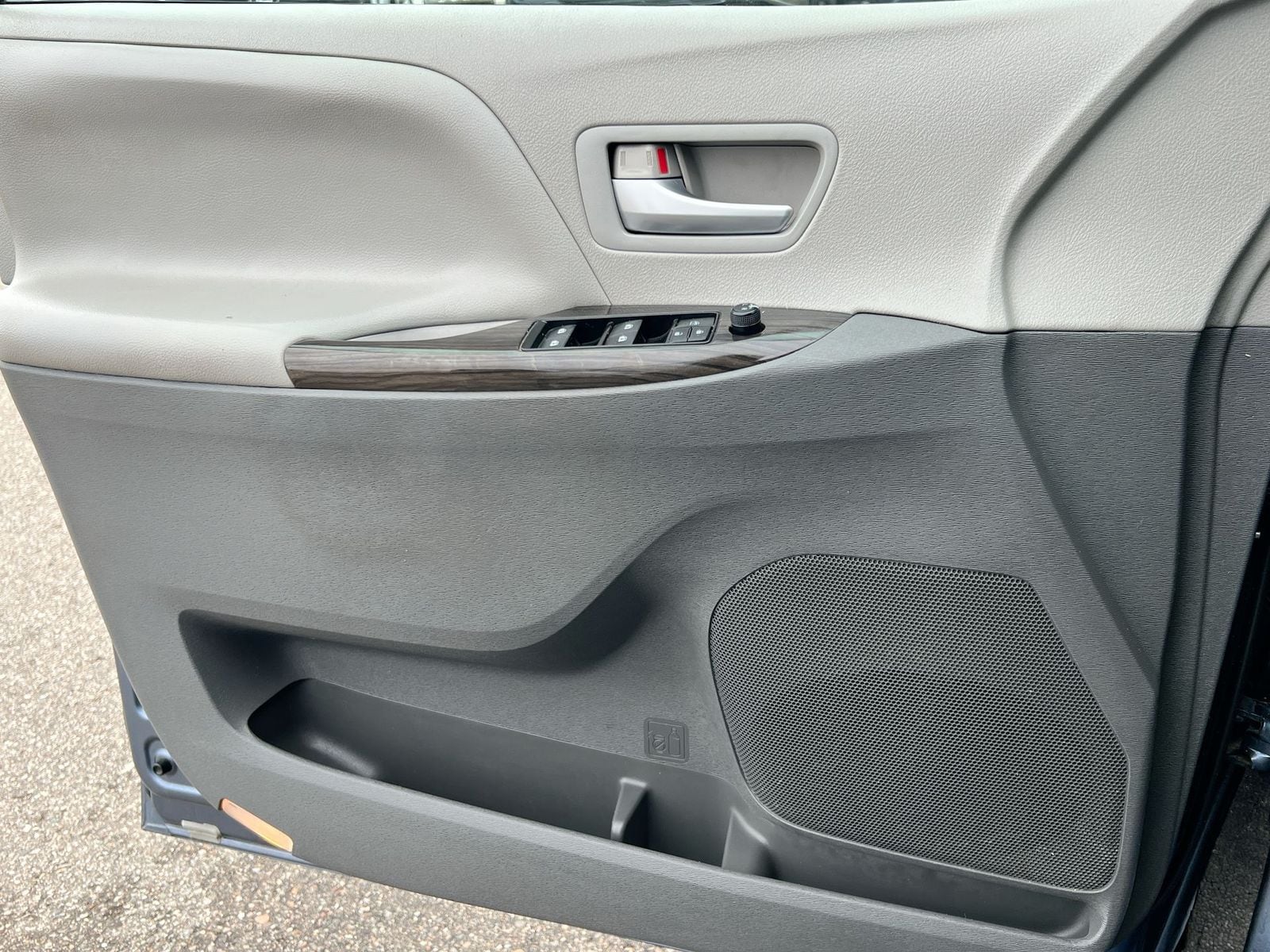 Thumbnail: 2015 Toyota Sienna - 30