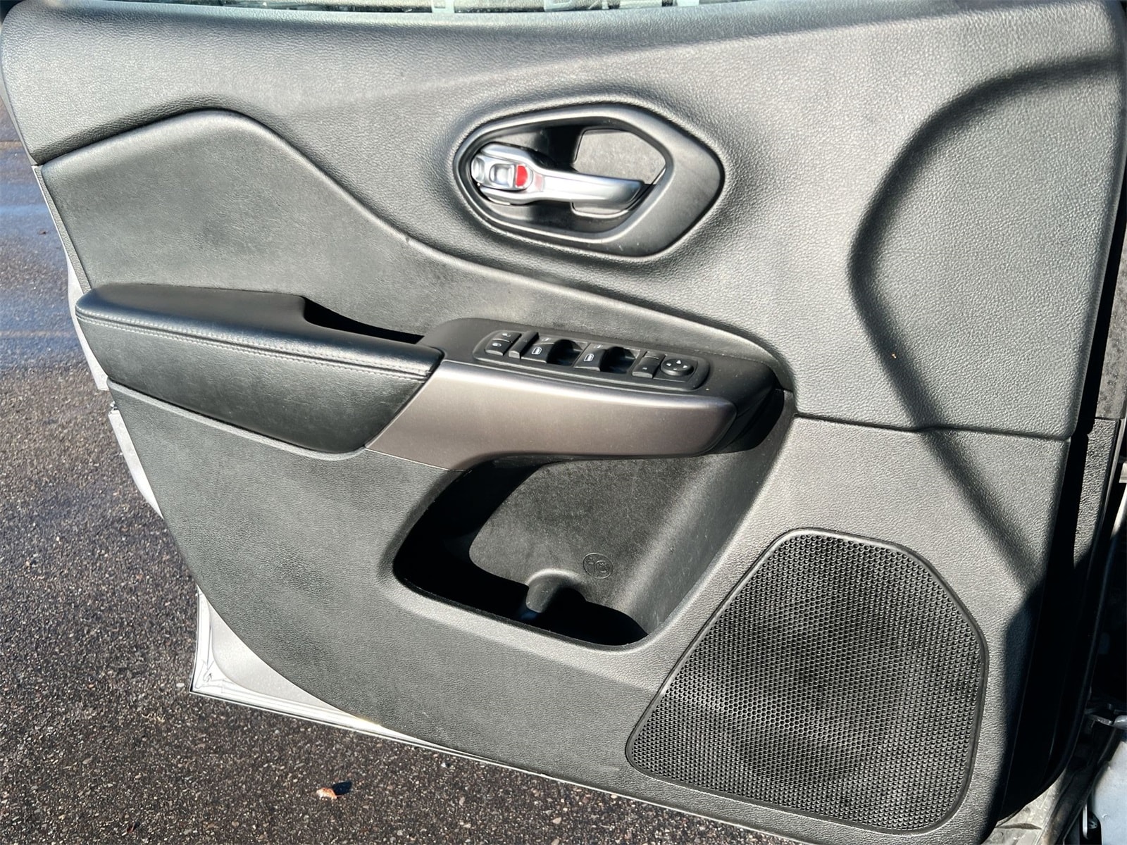 Thumbnail: 2019 Jeep Cherokee - 30