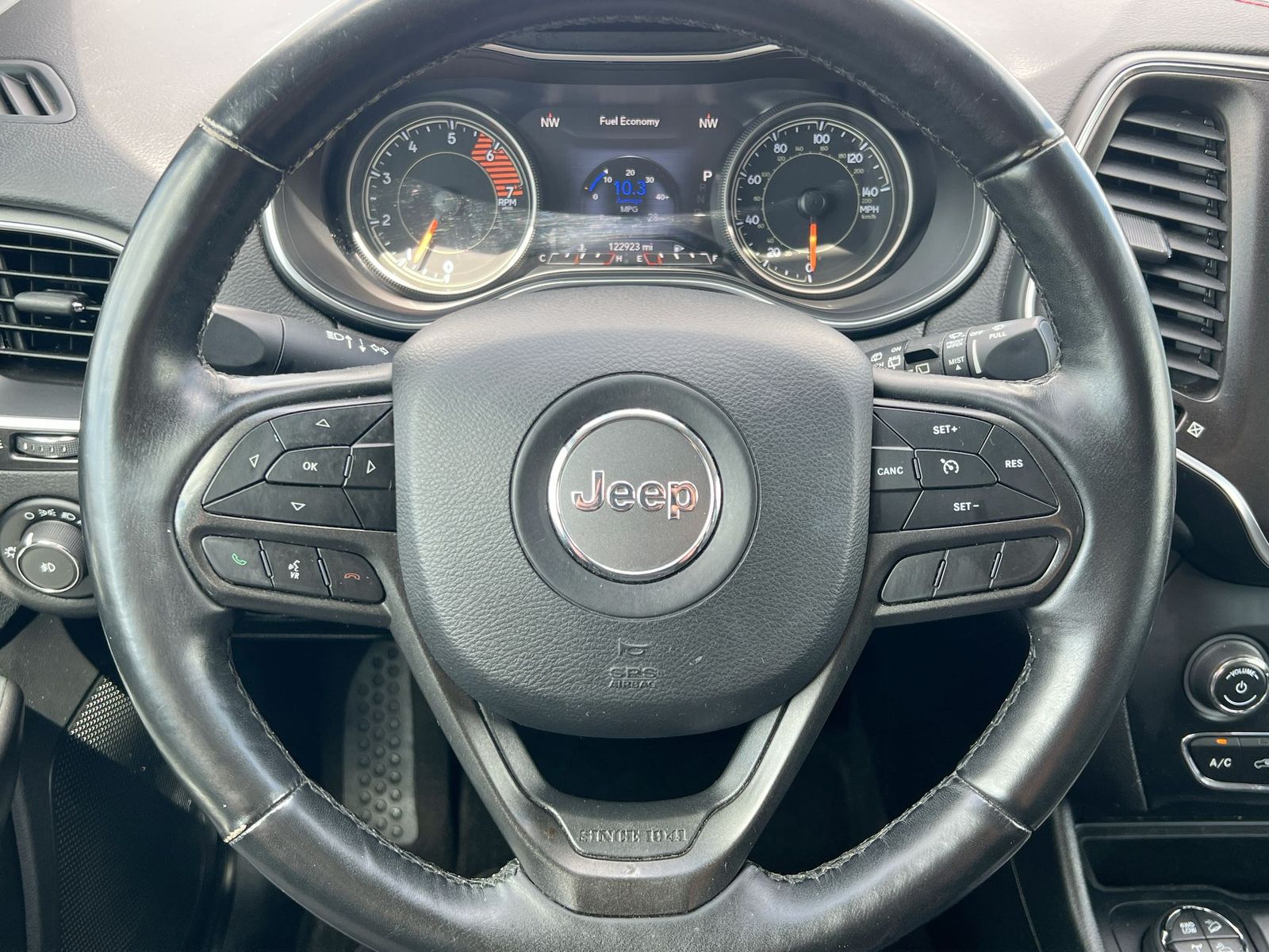 Thumbnail: 2019 Jeep Cherokee - 22
