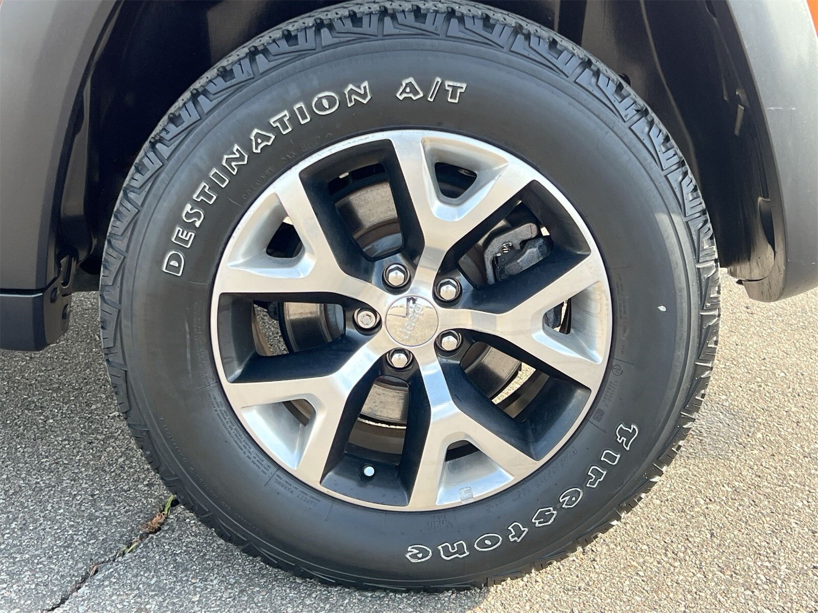 Thumbnail: 2015 Jeep Cherokee - 14