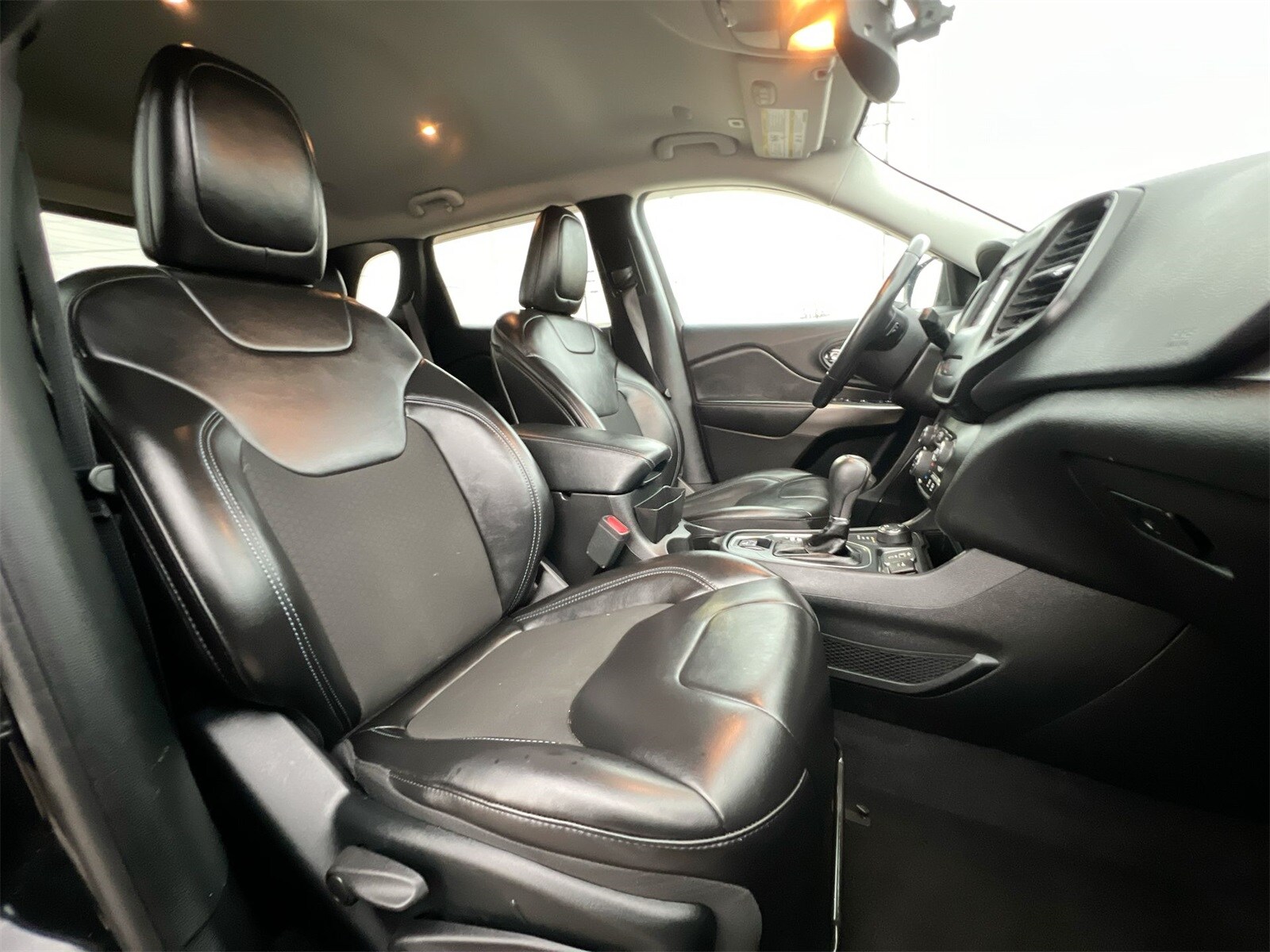 Thumbnail: 2019 Jeep Cherokee - 22