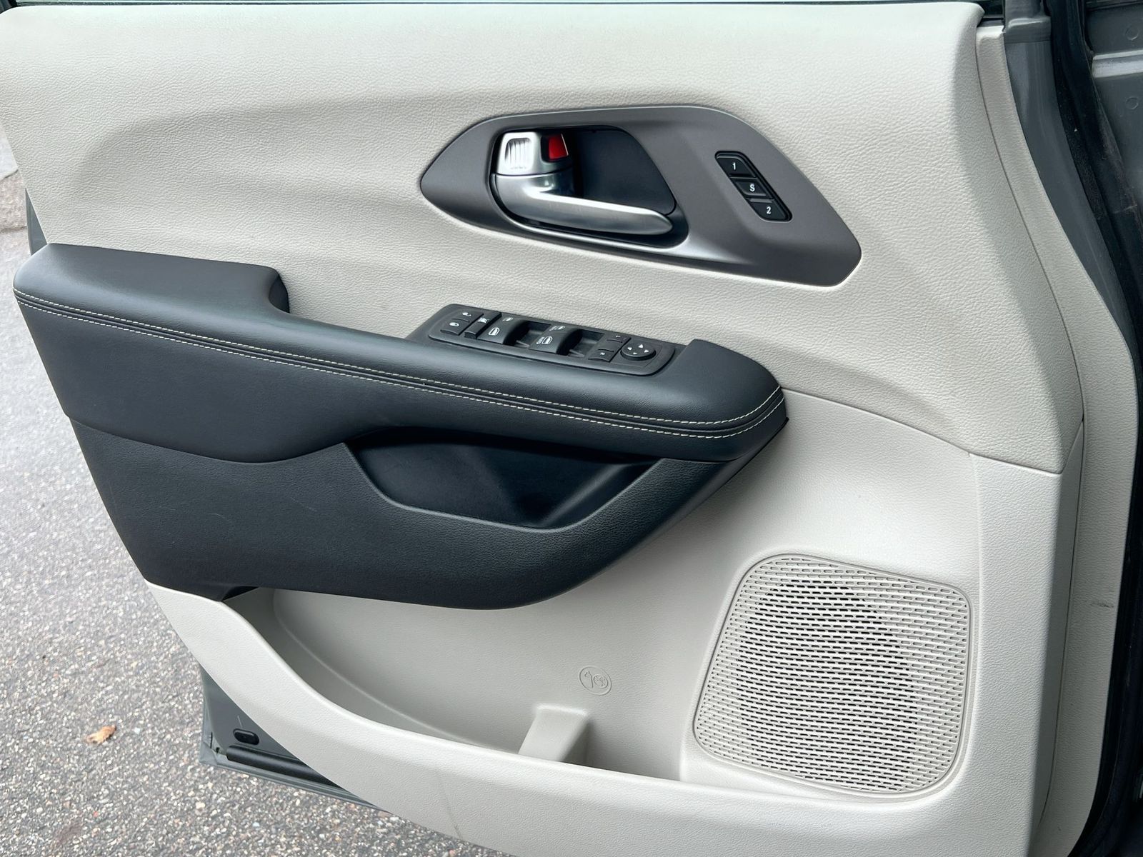 Thumbnail: 2023 Chrysler Pacifica - 30