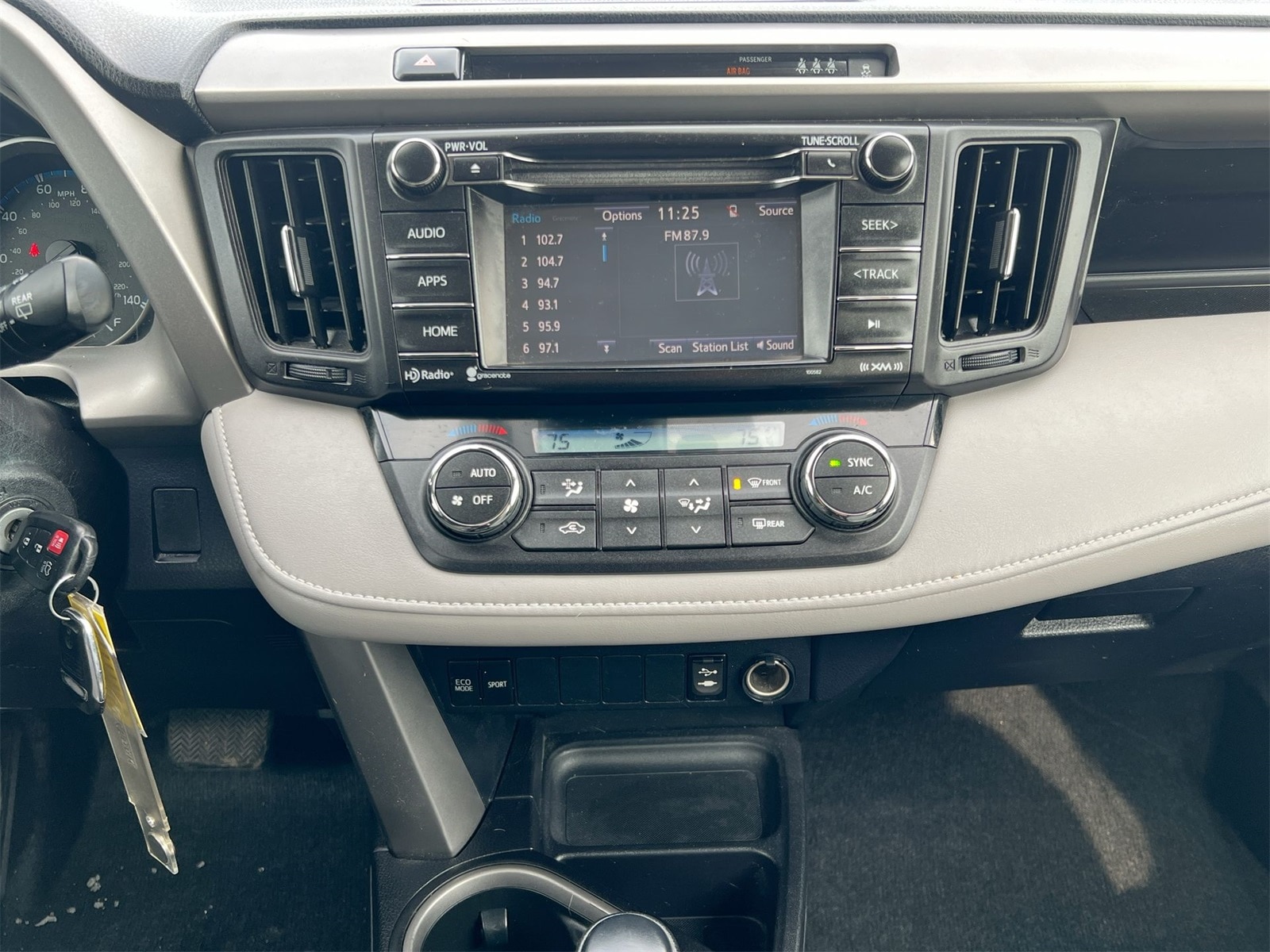 Thumbnail: 2017 Toyota RAV4 - 27