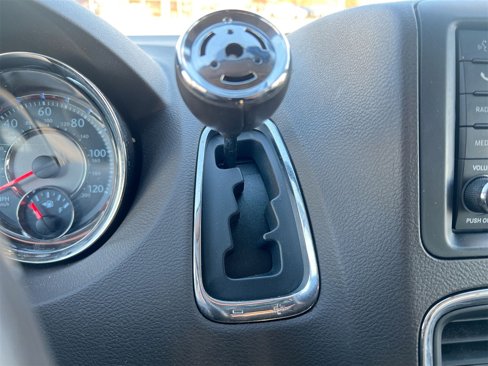 Thumbnail: 2015 Chrysler Town & Country - 29