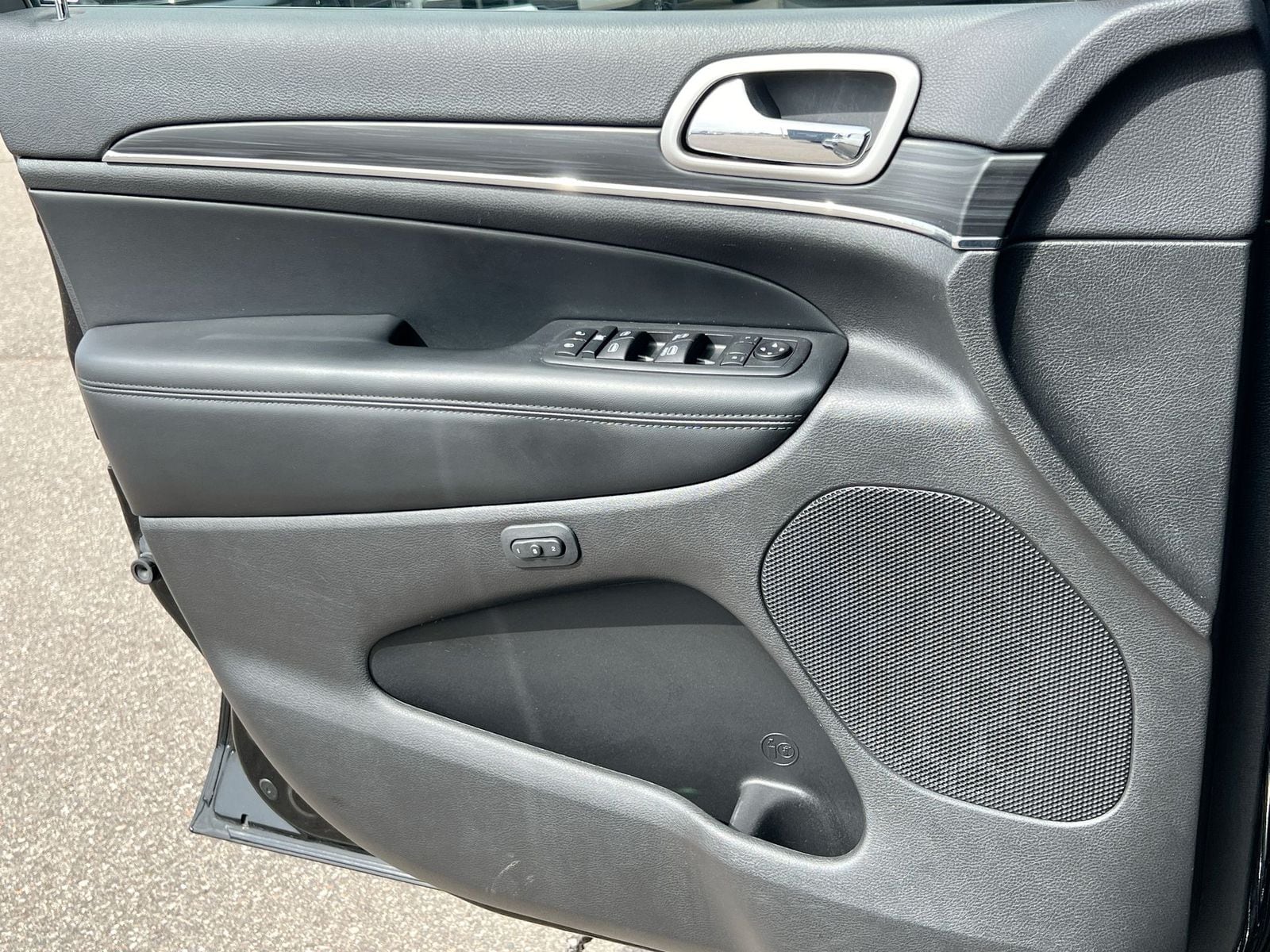 Thumbnail: 2020 Jeep Grand Cherokee - 28