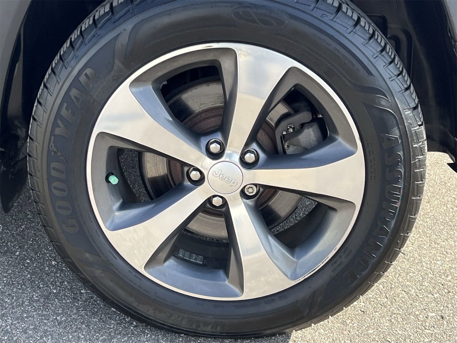 Thumbnail: 2019 Jeep Cherokee - 14