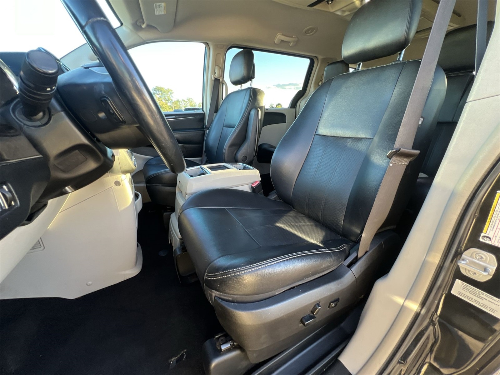 Thumbnail: 2015 Chrysler Town & Country - 15