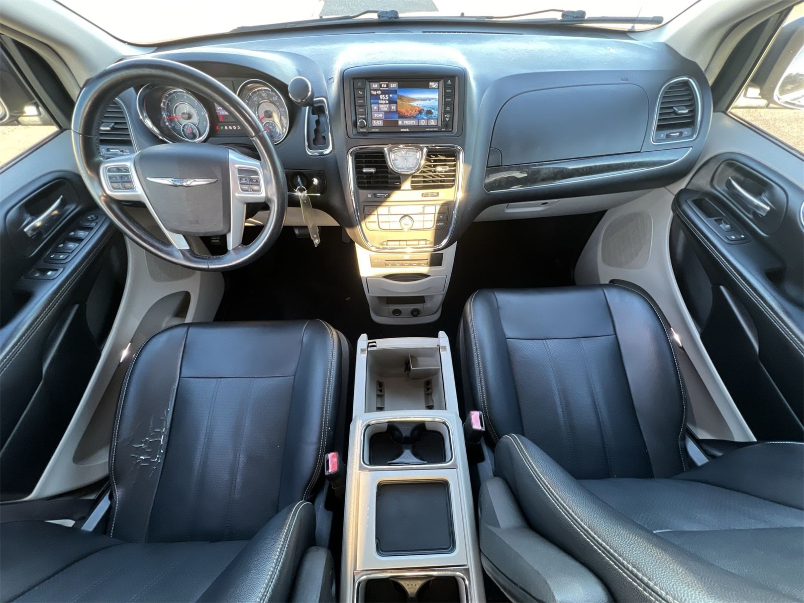 Thumbnail: 2015 Chrysler Town & Country - 14