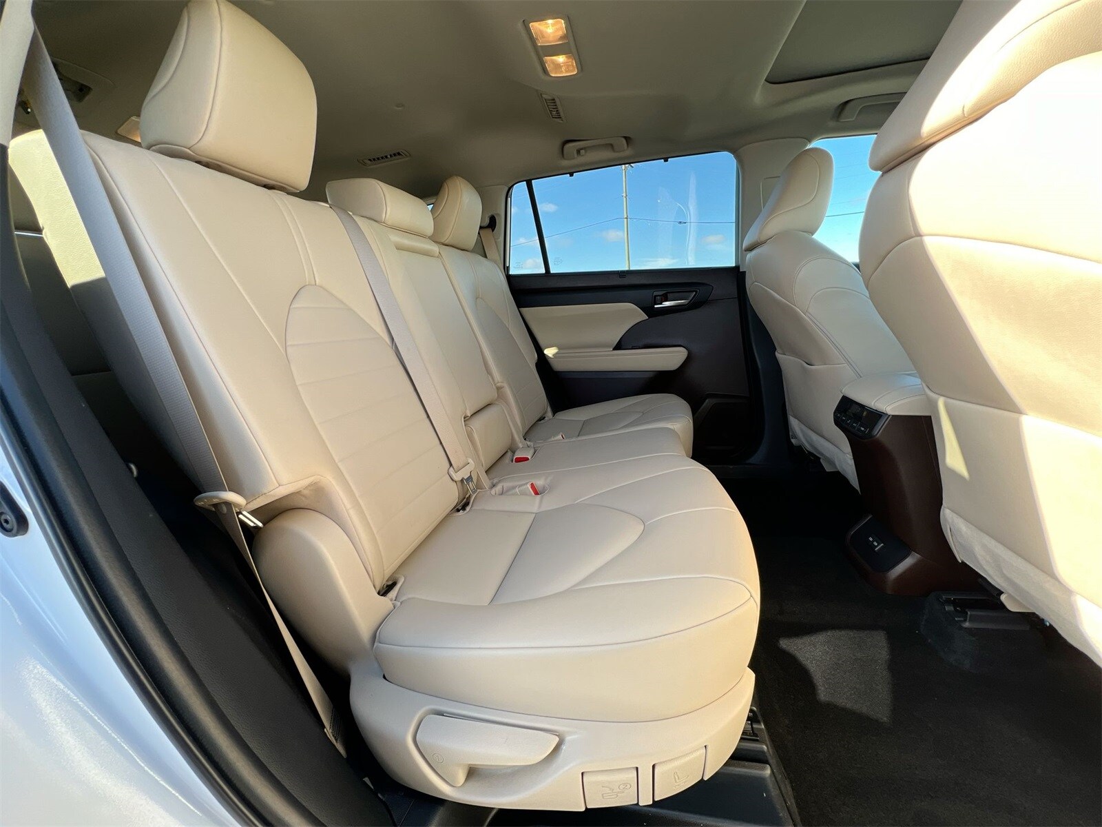 Thumbnail: 2022 Toyota Highlander - 21