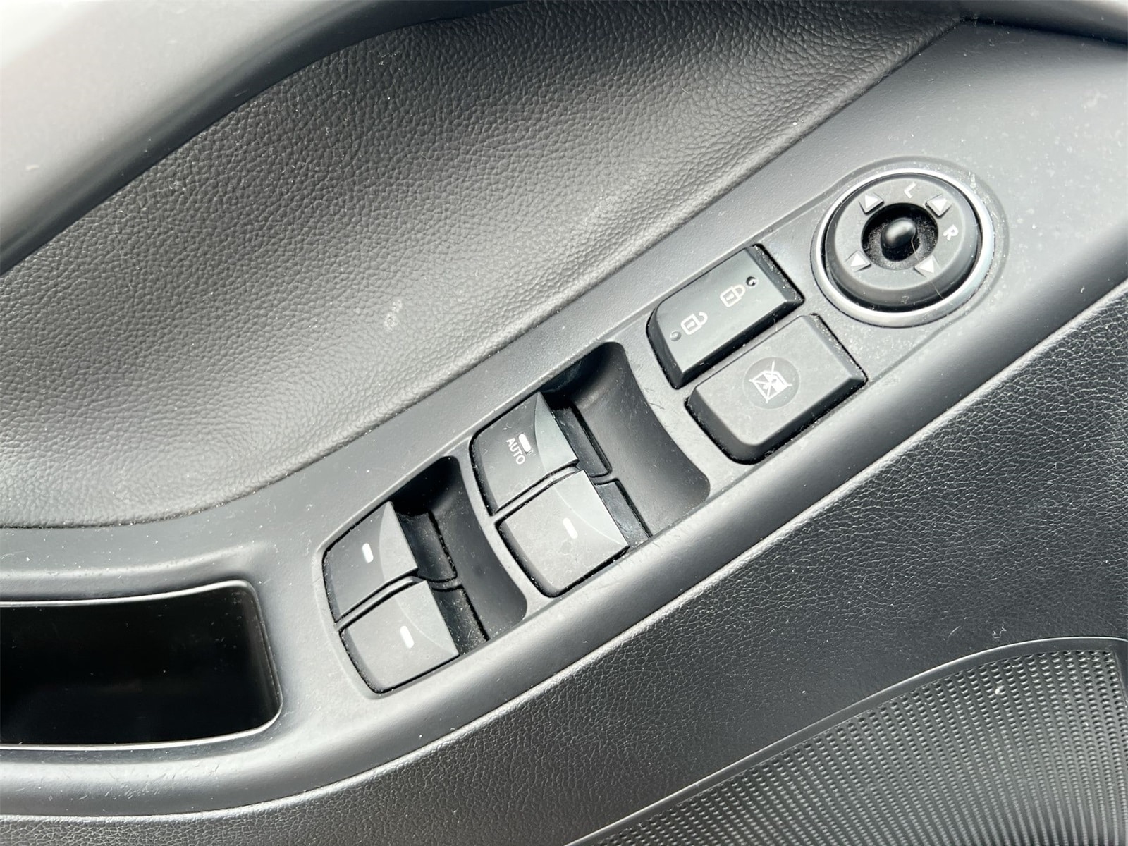 Thumbnail: 2014 Hyundai Elantra - 17