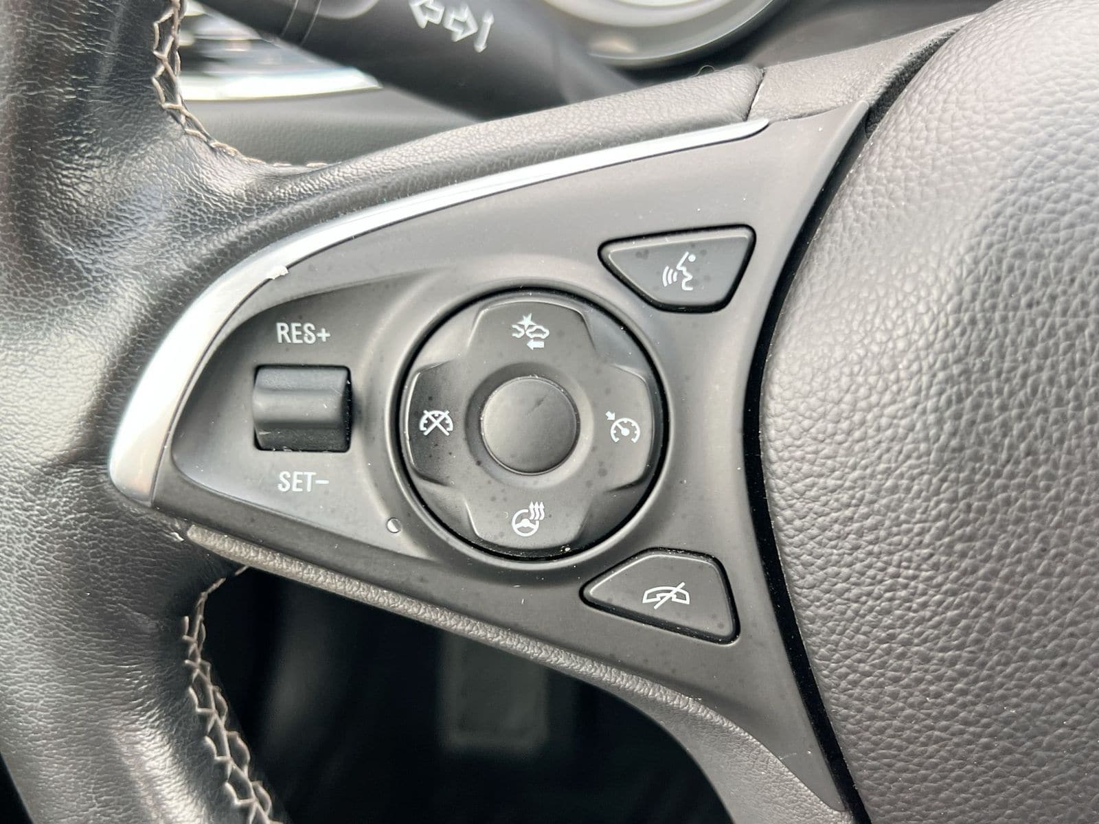 Thumbnail: 2018 Buick Regal - 23