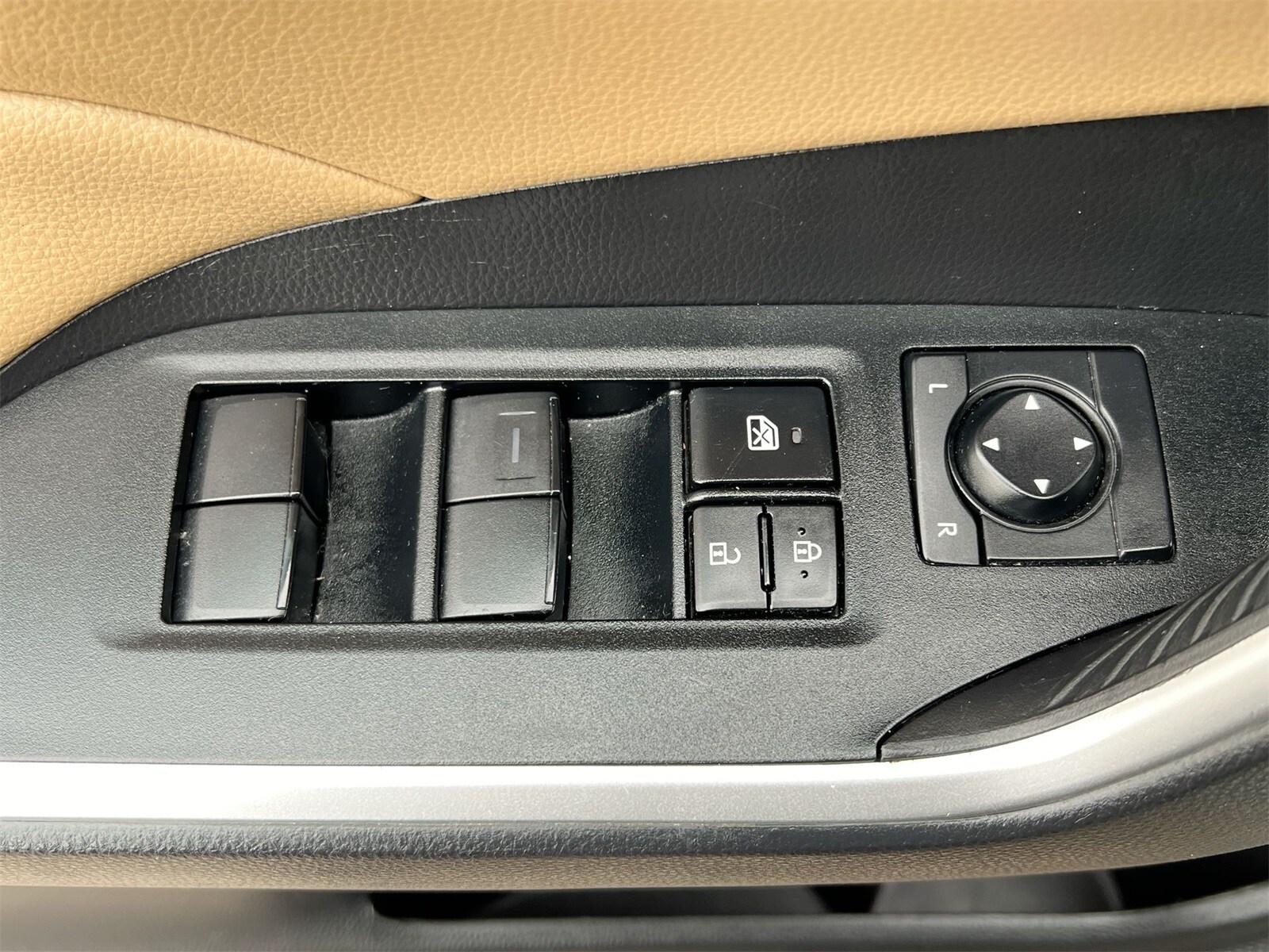 Thumbnail: 2022 Toyota RAV4 - 17