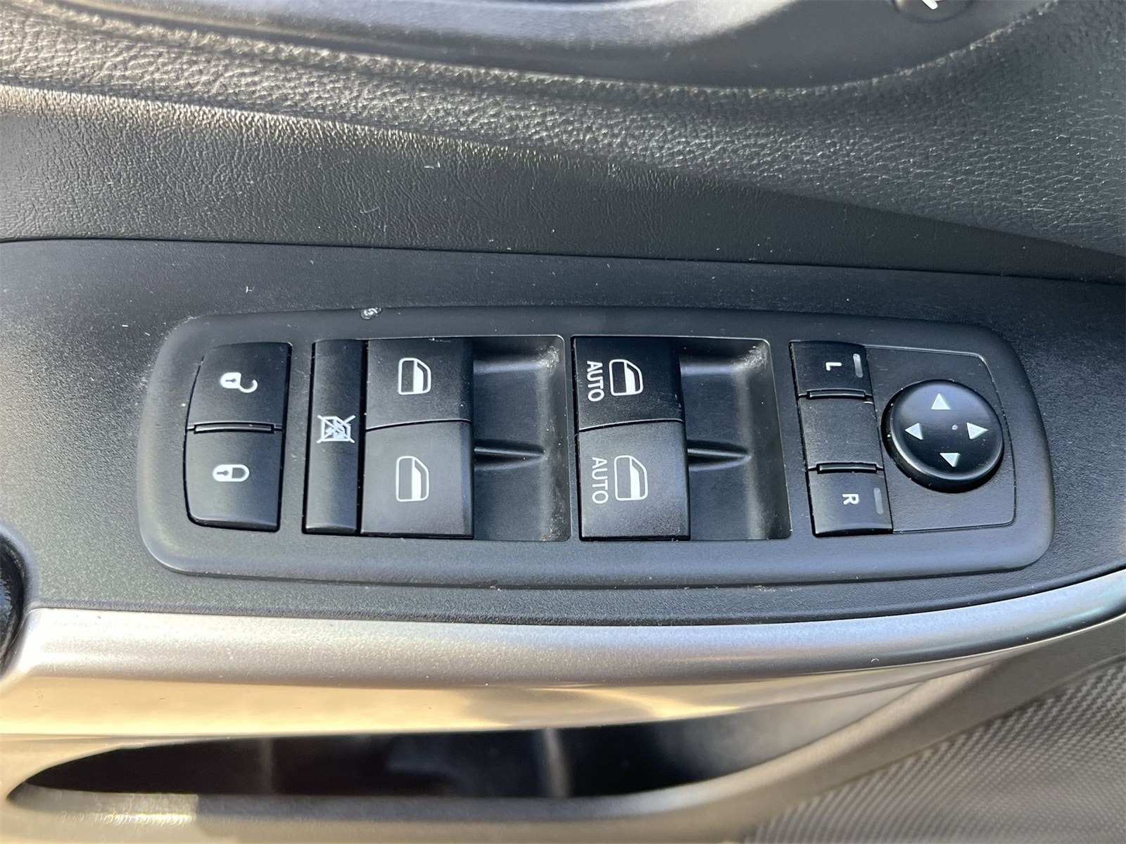 Thumbnail: 2019 Jeep Cherokee - 18