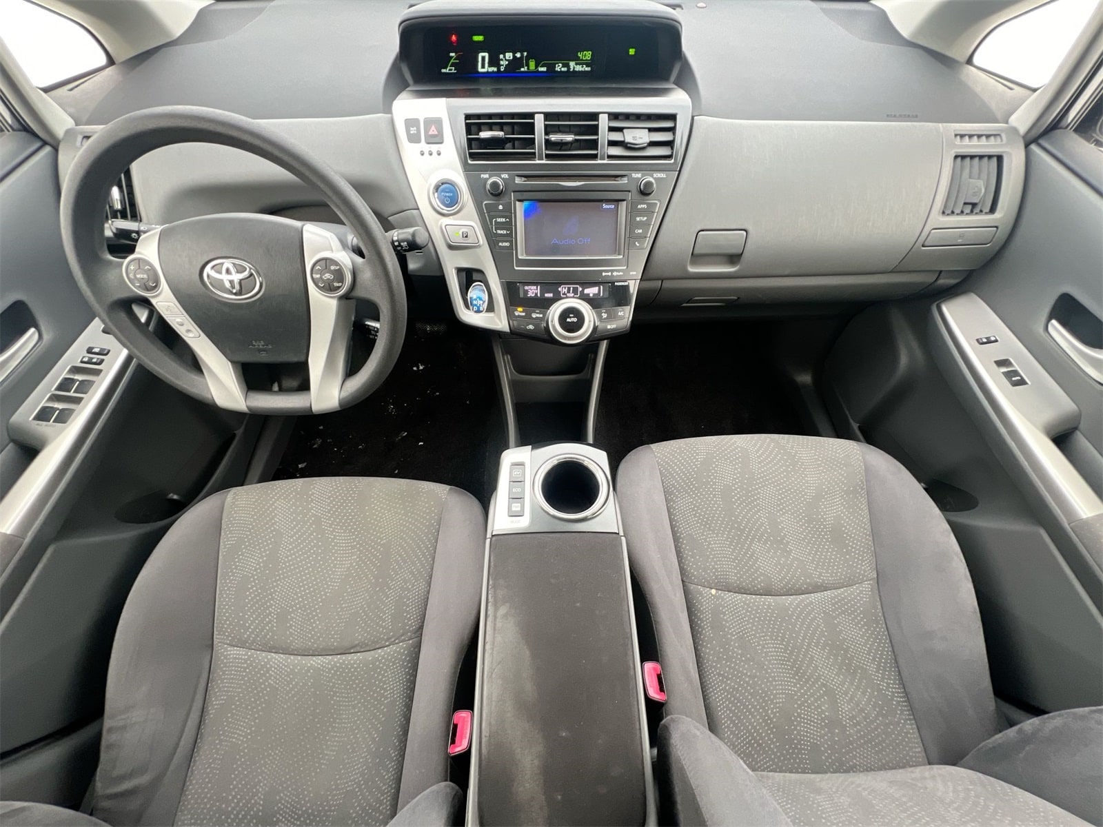 Thumbnail: 2014 Toyota Prius v - 15