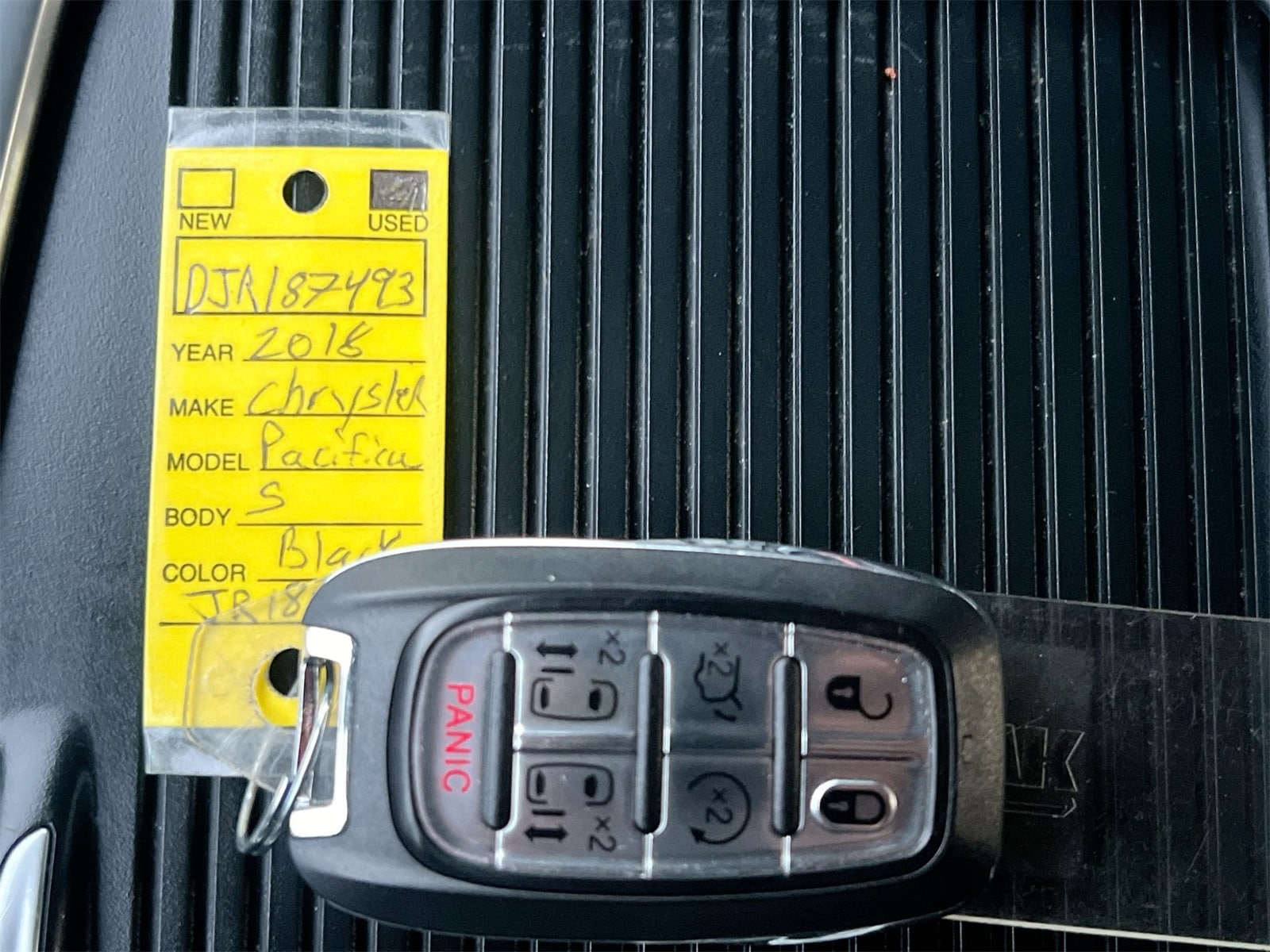 Thumbnail: 2018 Chrysler Pacifica - 34