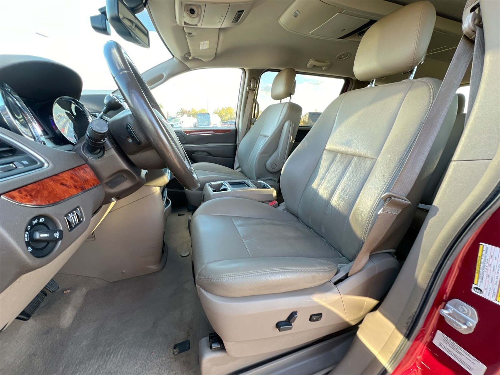 Thumbnail: 2015 Chrysler Town & Country - 16