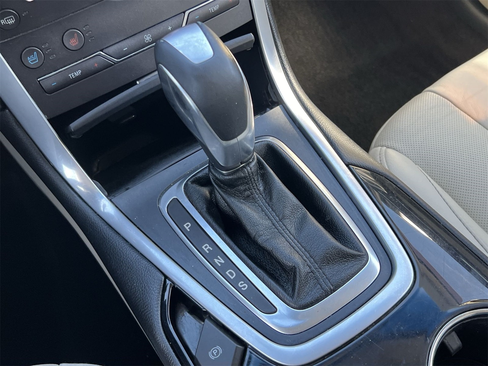 Thumbnail: 2018 Ford Edge - 32