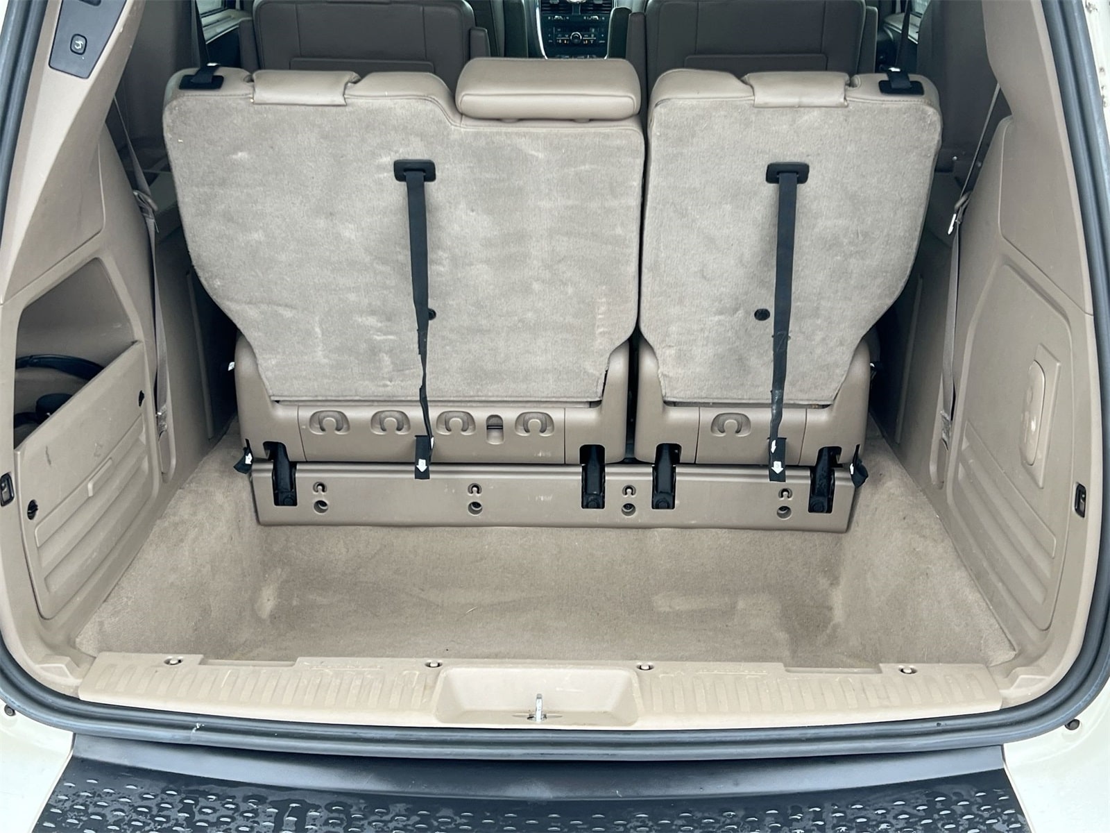 Thumbnail: 2013 Chrysler Town & Country - 33