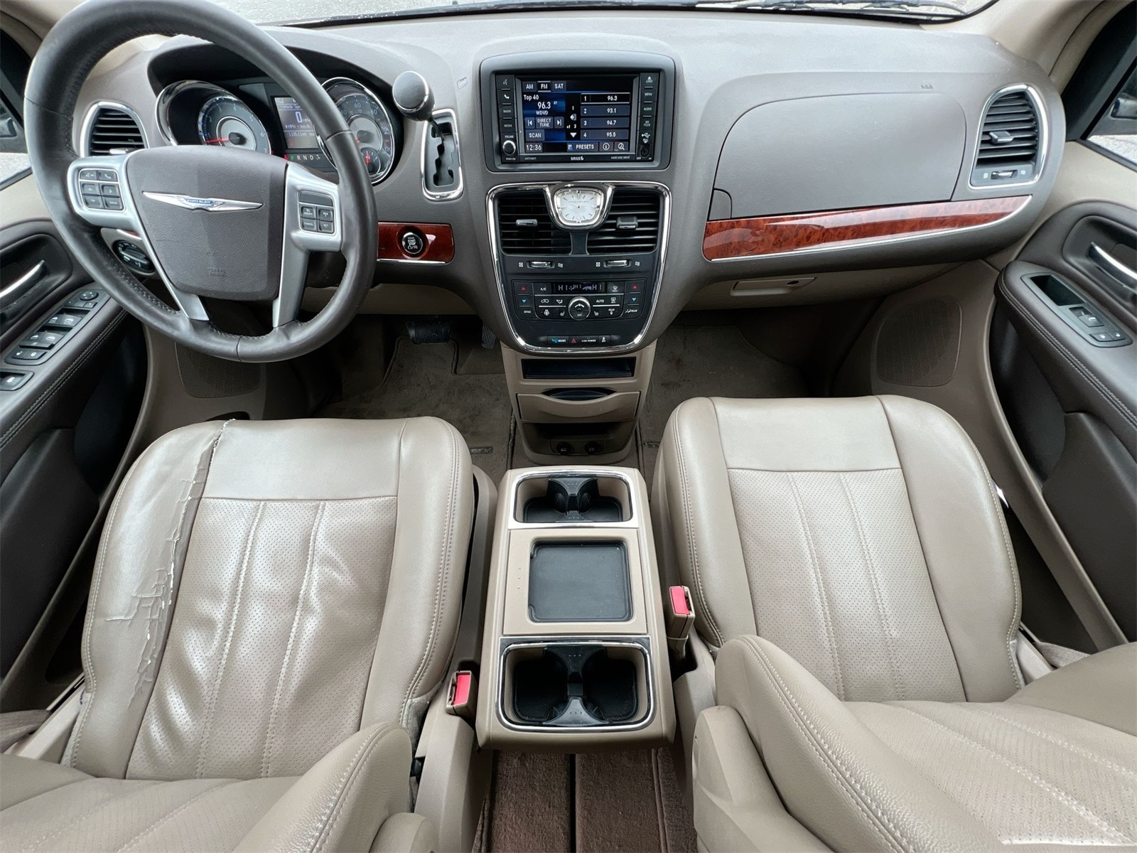 Thumbnail: 2013 Chrysler Town & Country - 15