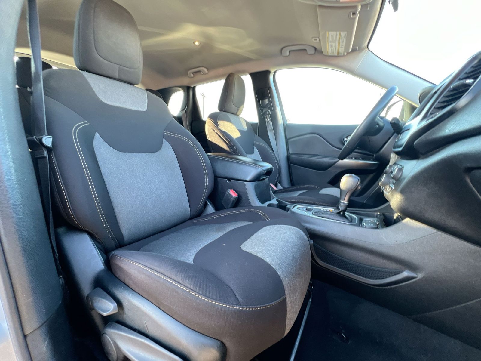 Thumbnail: 2019 Jeep Cherokee - 21