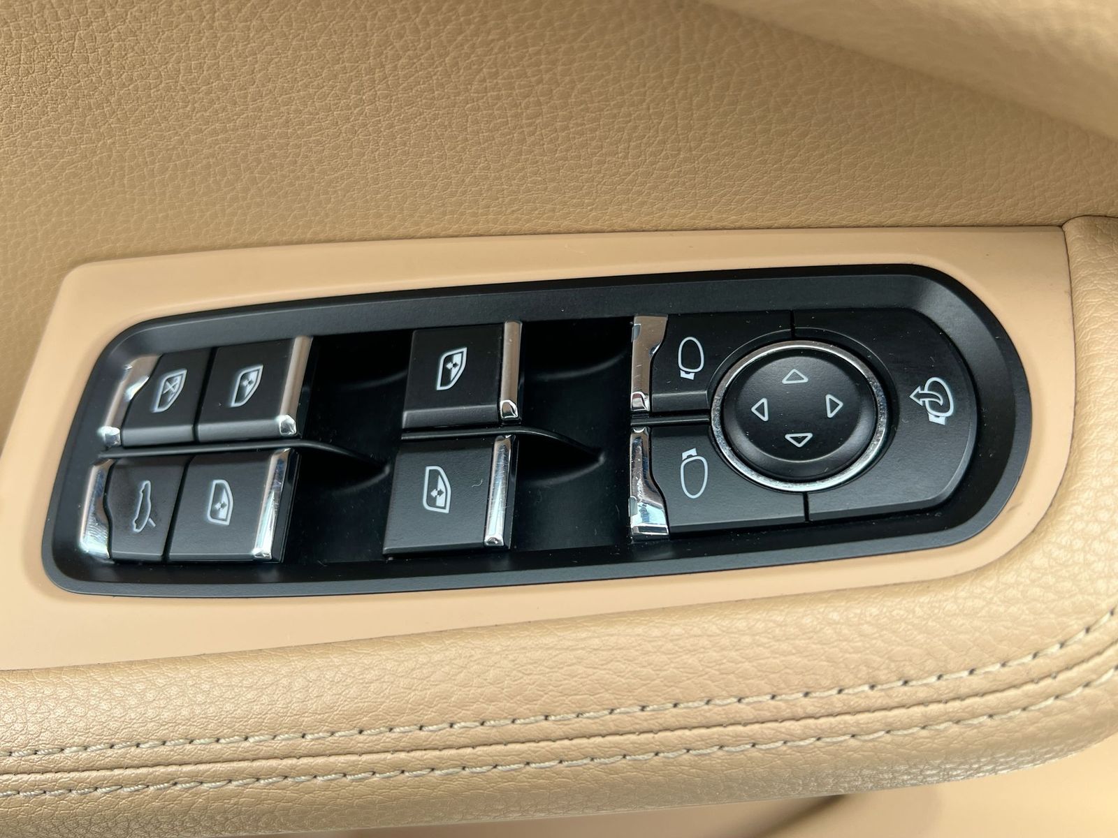 Thumbnail: 2015 Porsche Macan - 17