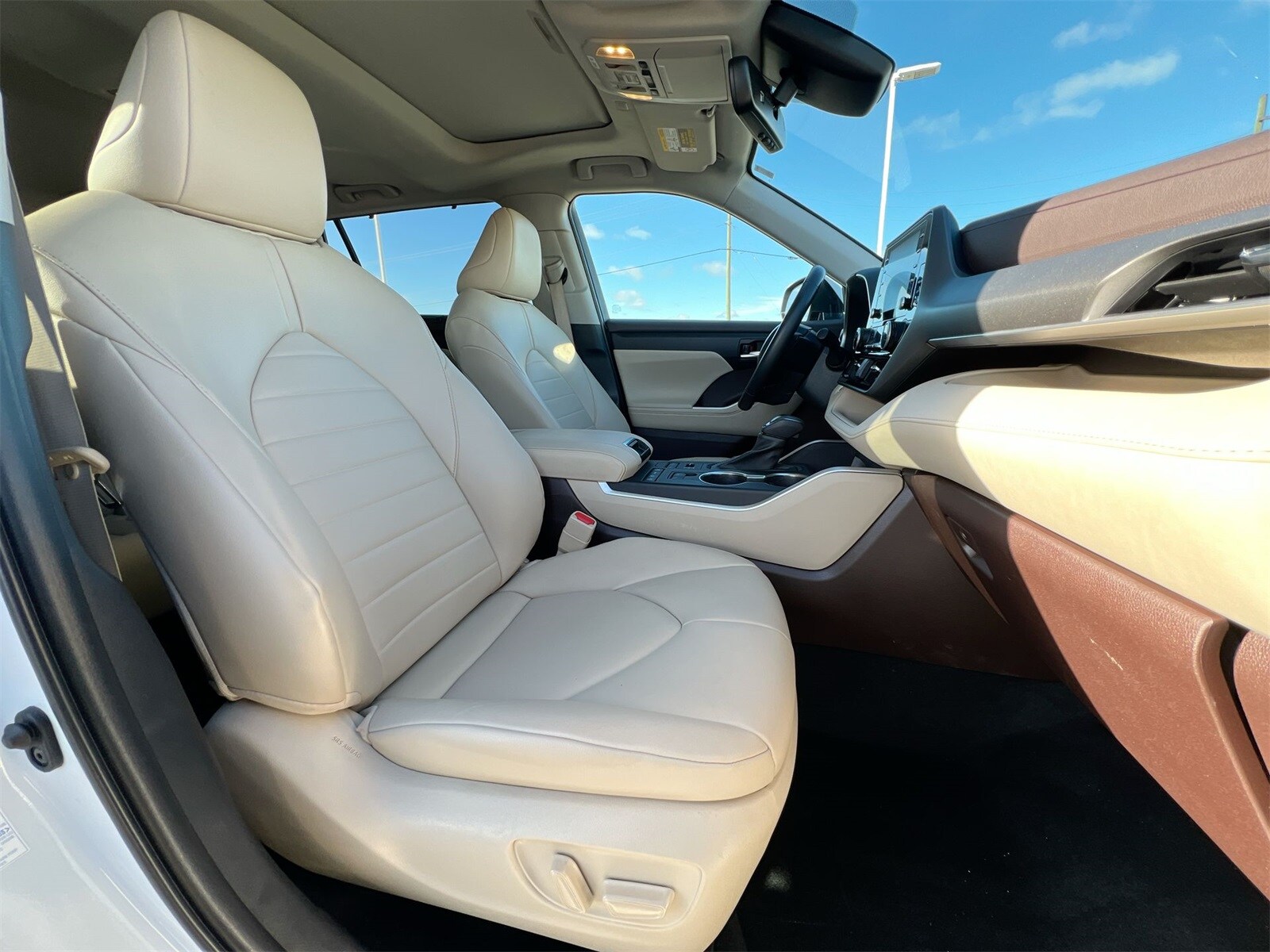 Thumbnail: 2022 Toyota Highlander - 22