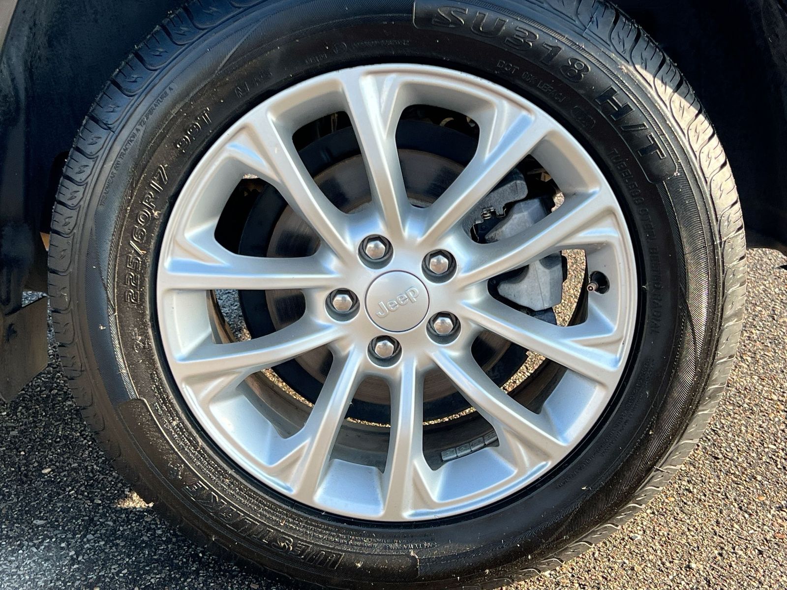 Thumbnail: 2019 Jeep Cherokee - 14