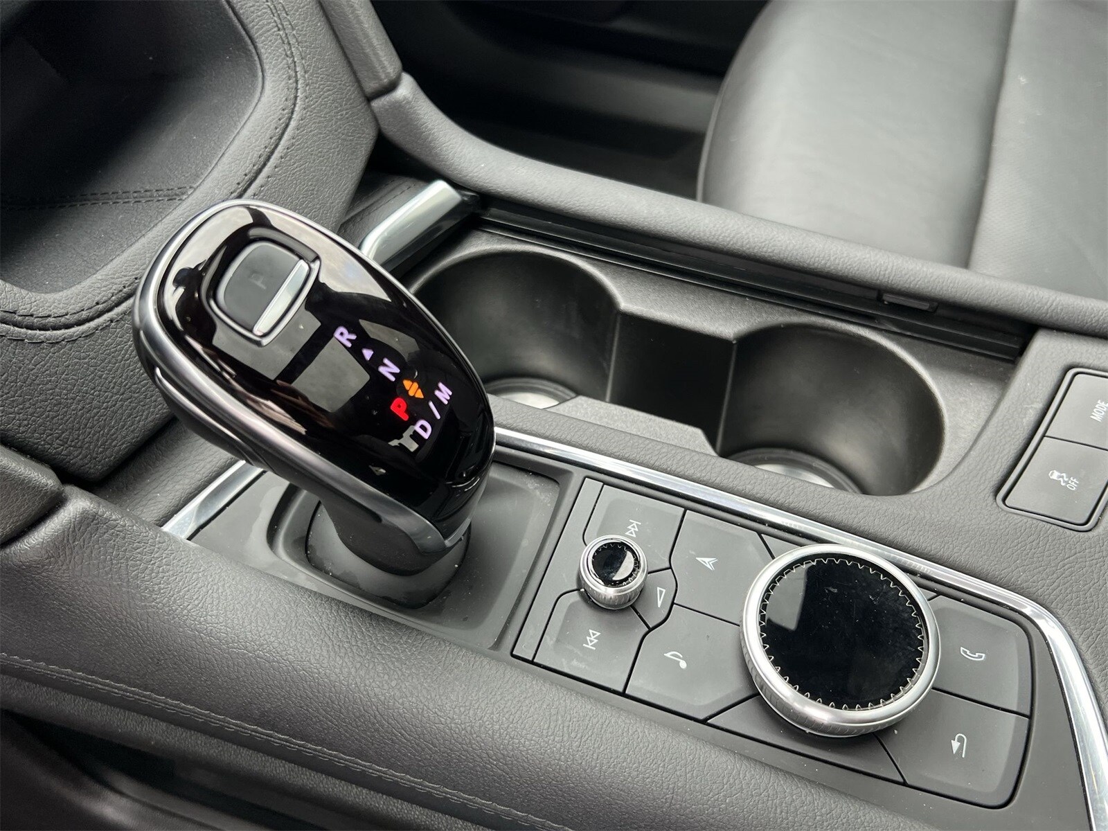 Thumbnail: 2025 Cadillac XT6 - 32