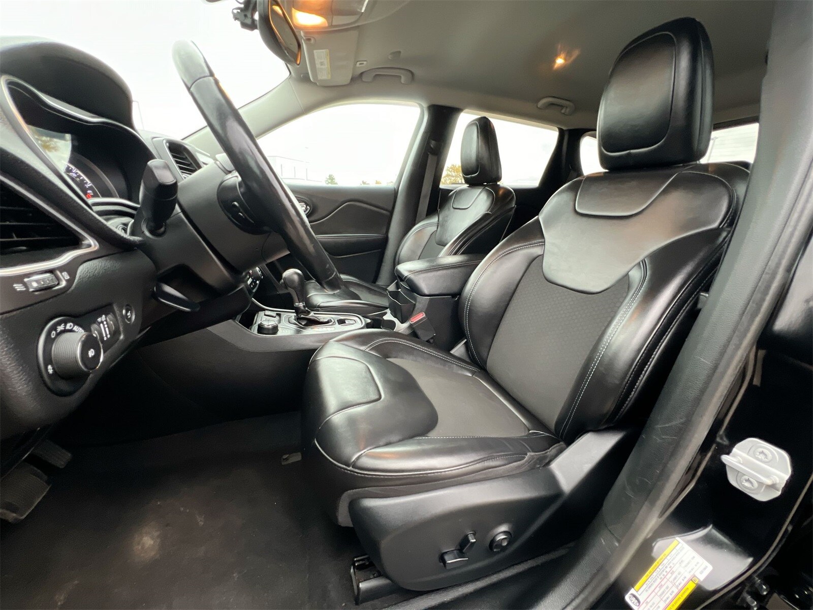 Thumbnail: 2019 Jeep Cherokee - 17