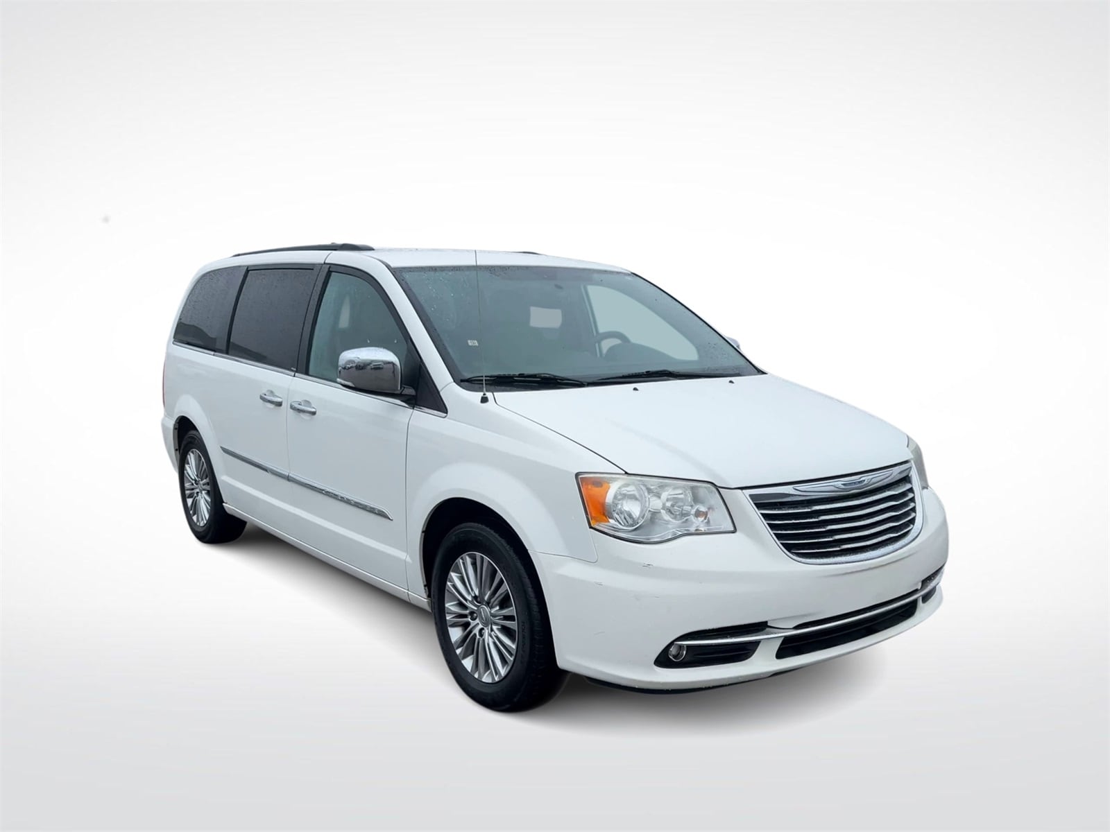 Thumbnail: 2013 Chrysler Town & Country - 3