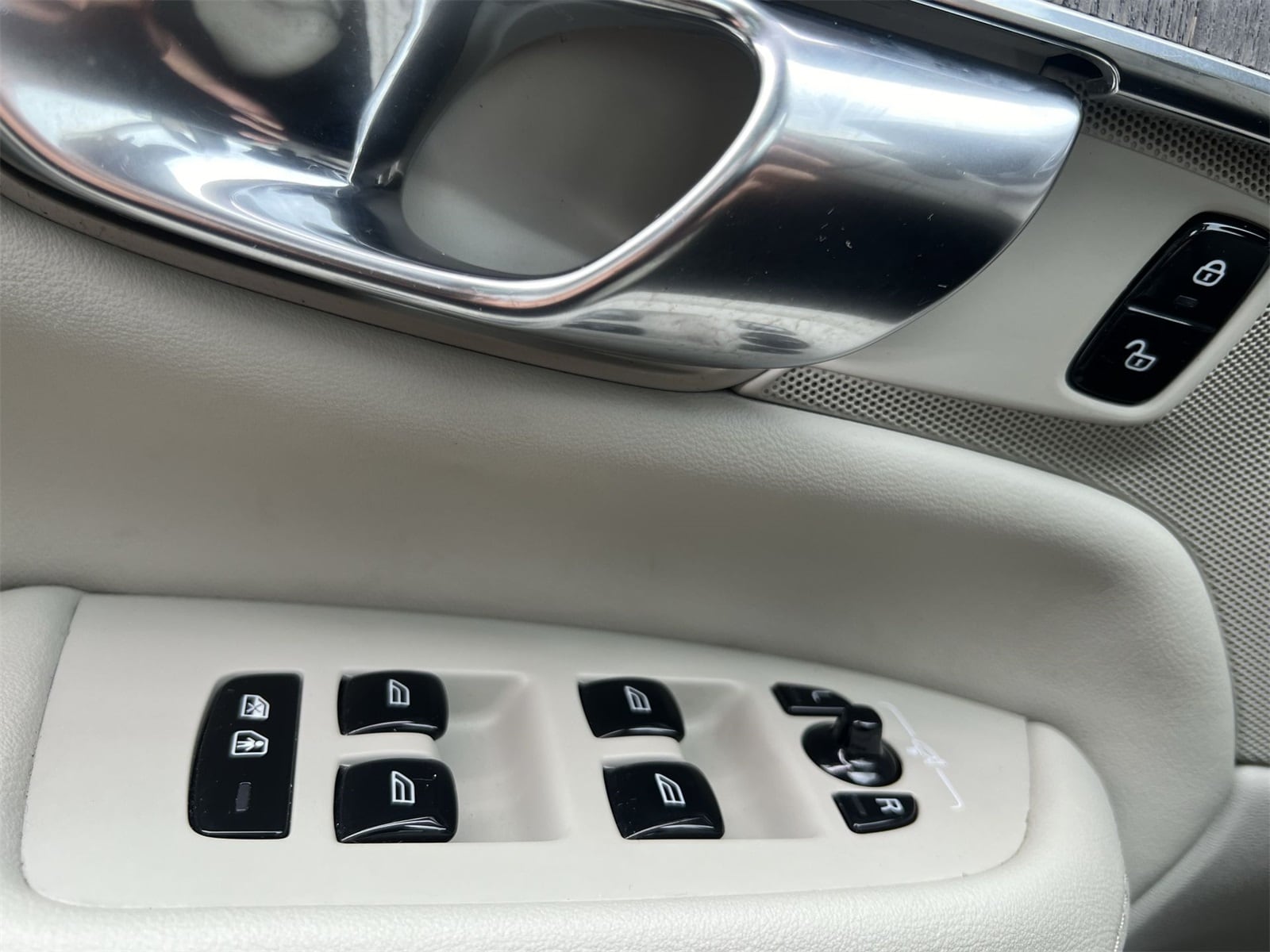 Thumbnail: 2022 Volvo XC90 - 18