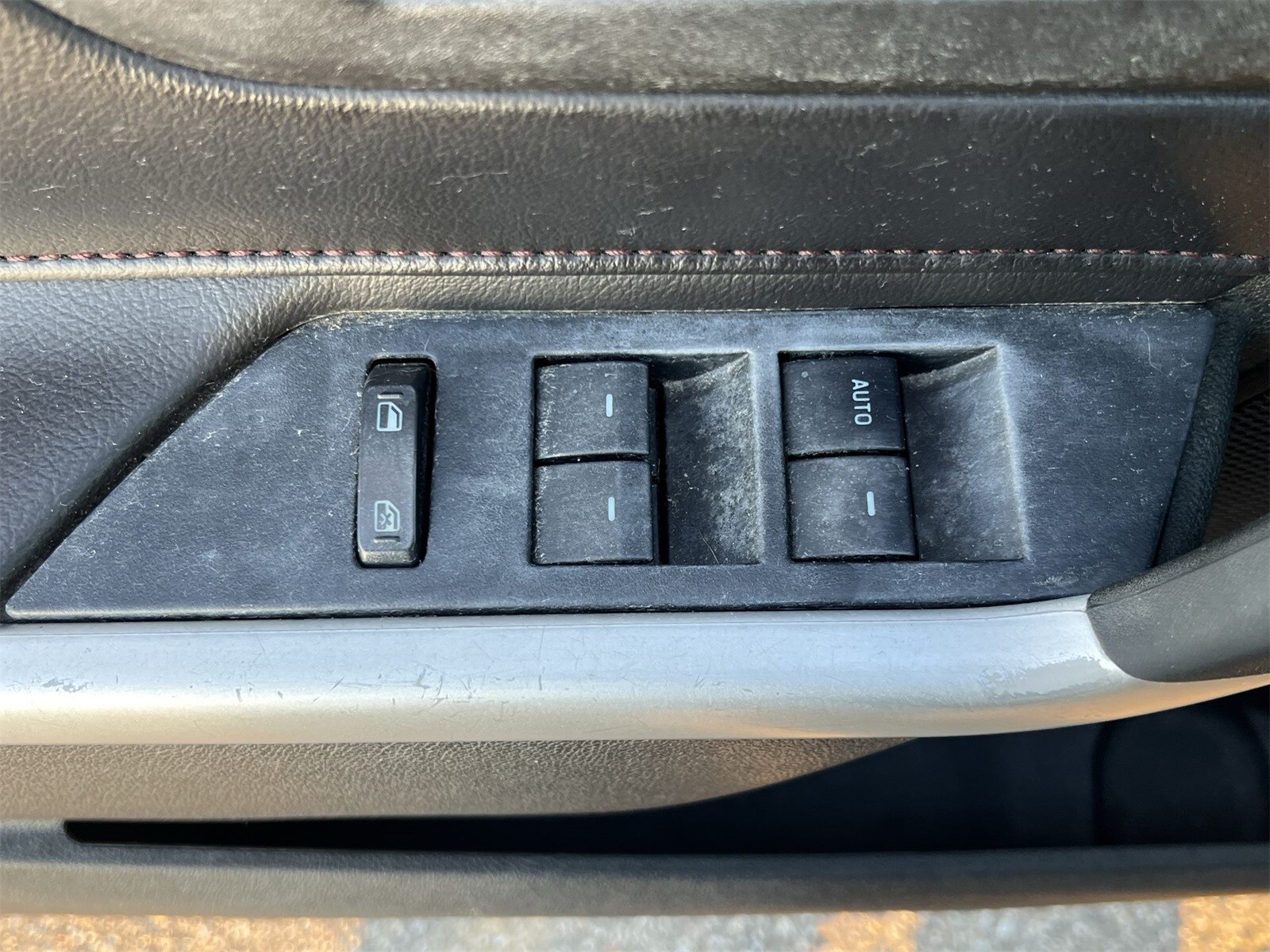 Thumbnail: 2011 Ford Edge - 17