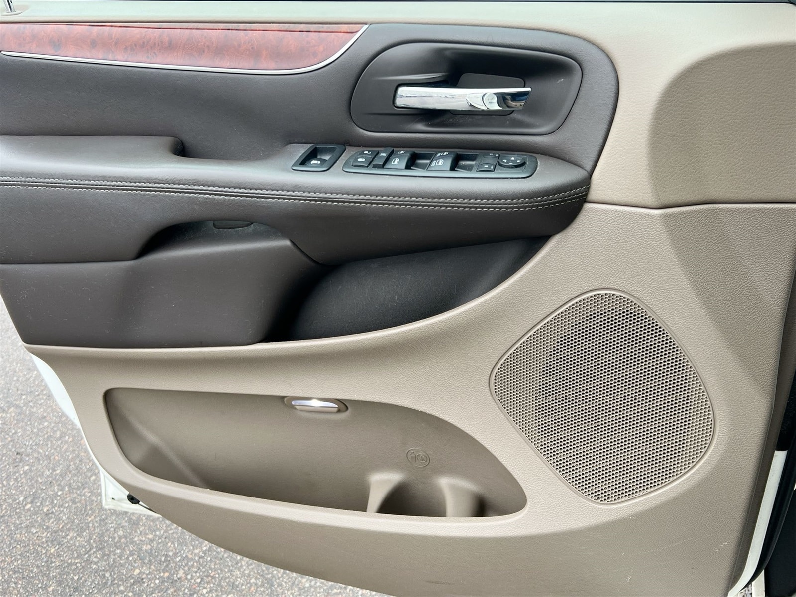 Thumbnail: 2013 Chrysler Town & Country - 29