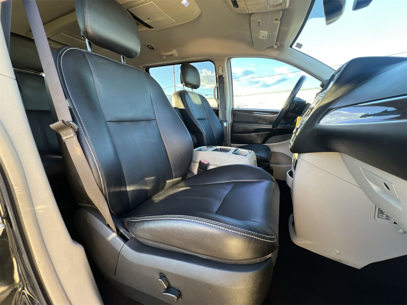 Thumbnail: 2015 Chrysler Town & Country - 20