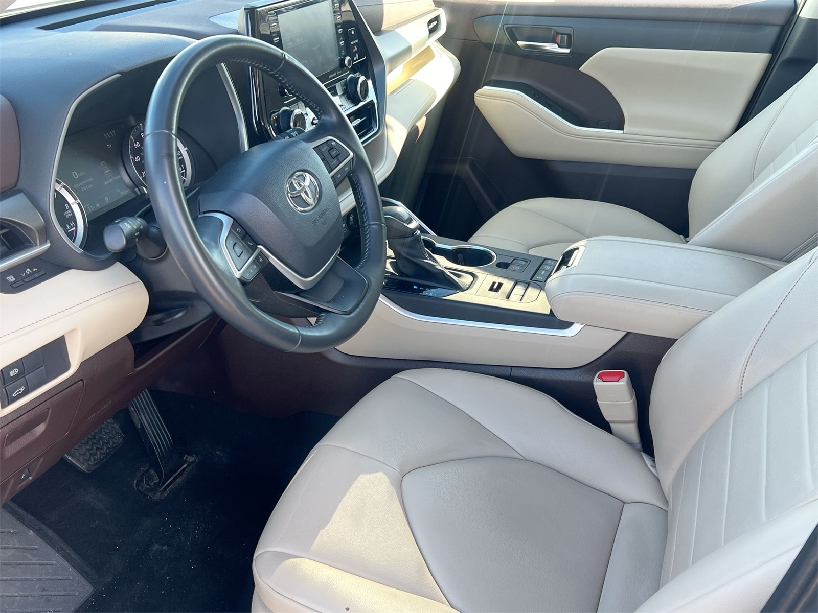 Thumbnail: 2022 Toyota Highlander - 10