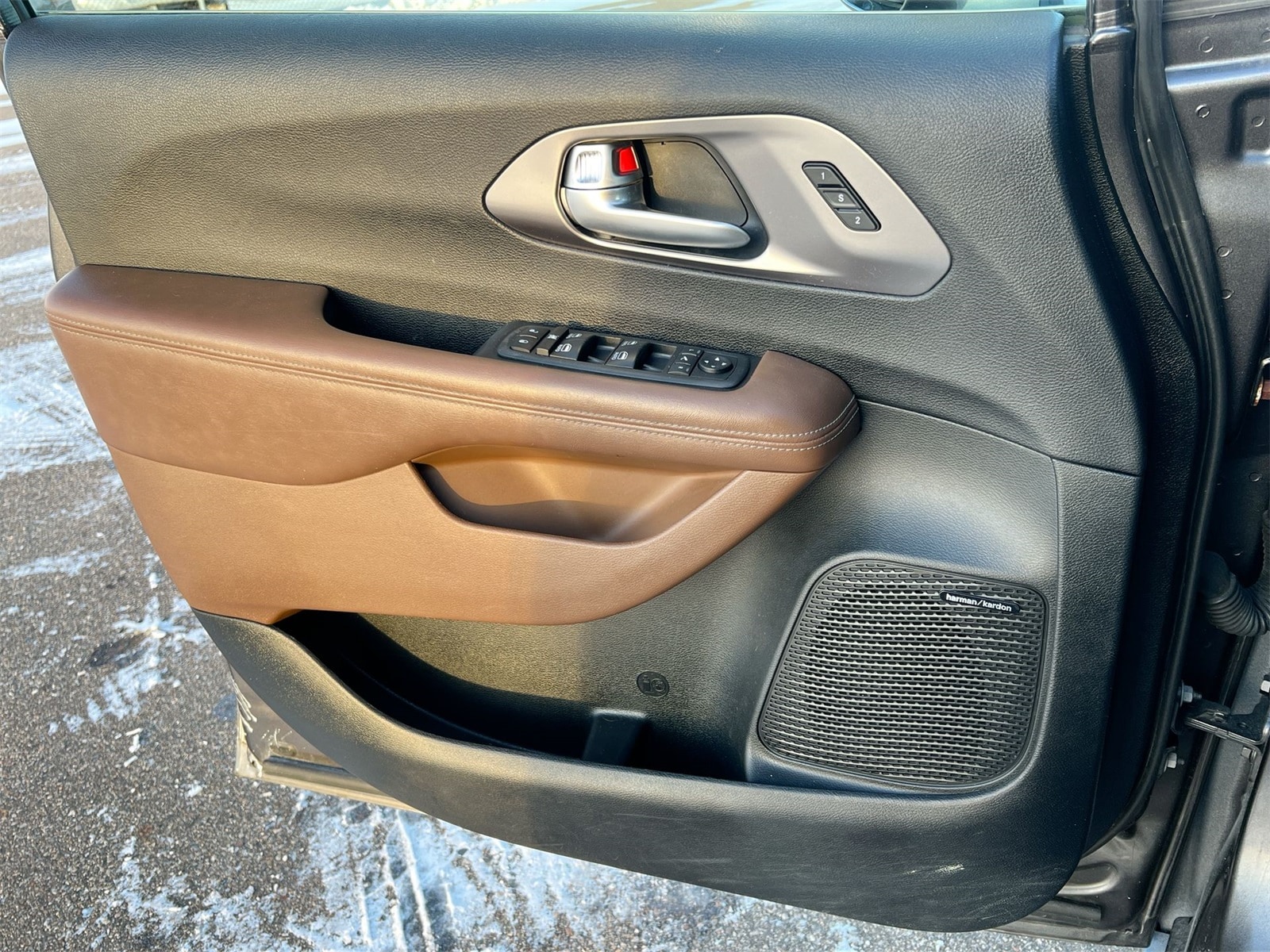 Thumbnail: 2018 Chrysler Pacifica - 30