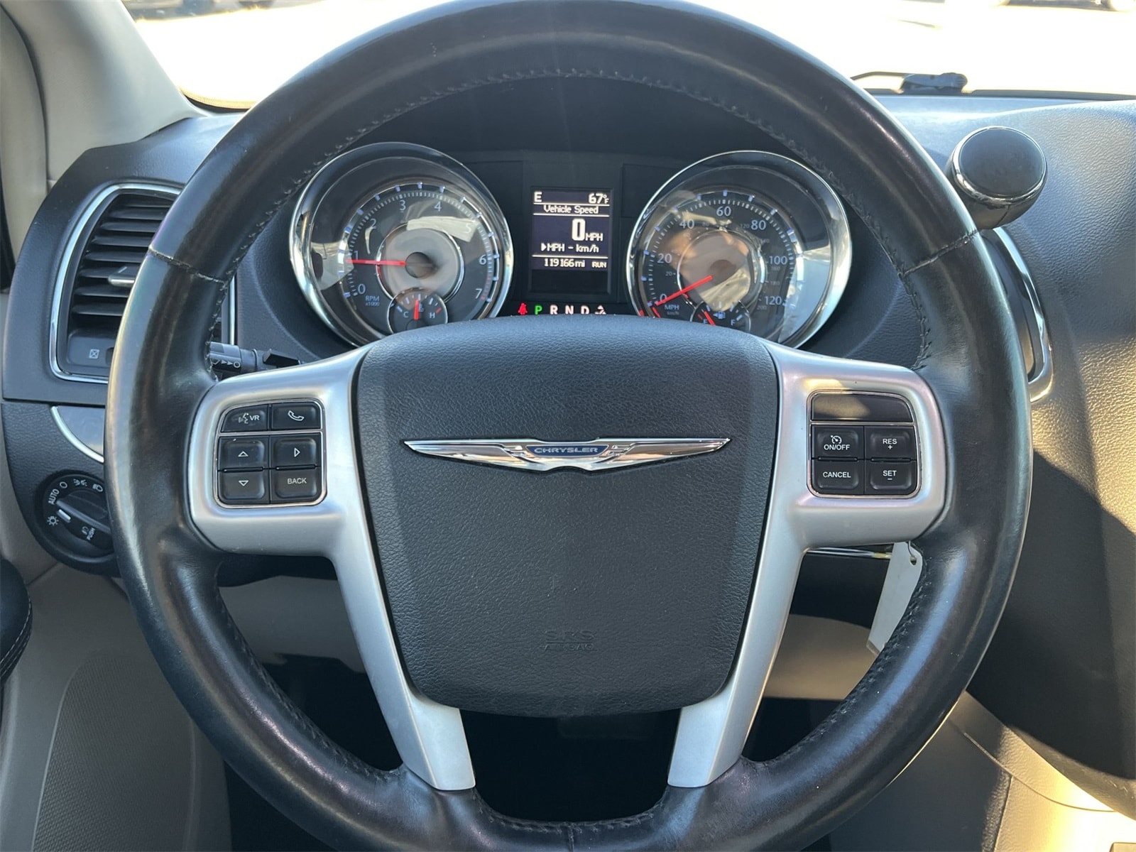 Thumbnail: 2015 Chrysler Town & Country - 21