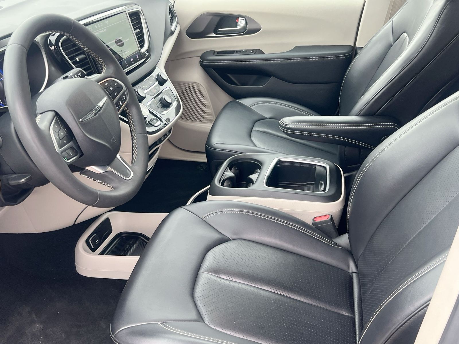 Thumbnail: 2023 Chrysler Pacifica - 10