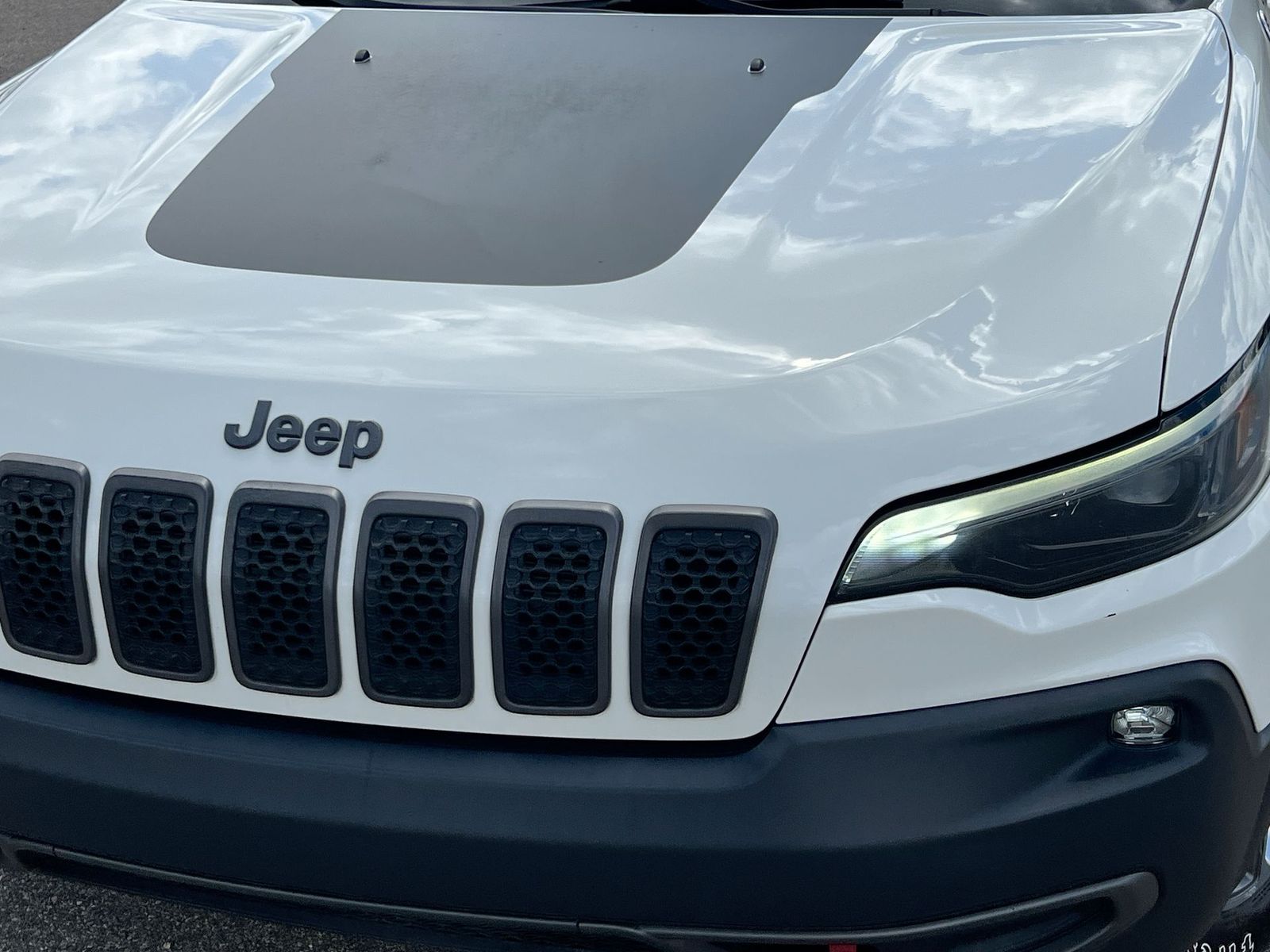 Thumbnail: 2019 Jeep Cherokee - 11