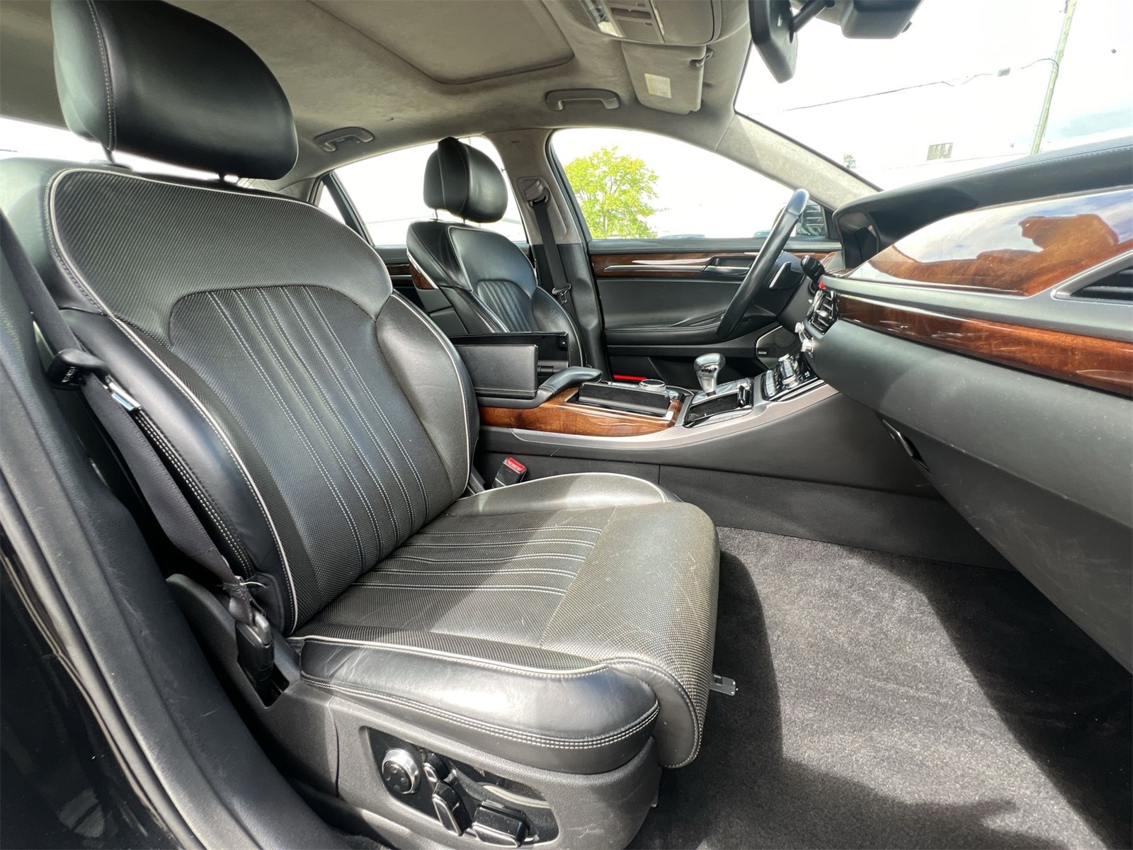 Thumbnail: 2017 Genesis G90 - 22