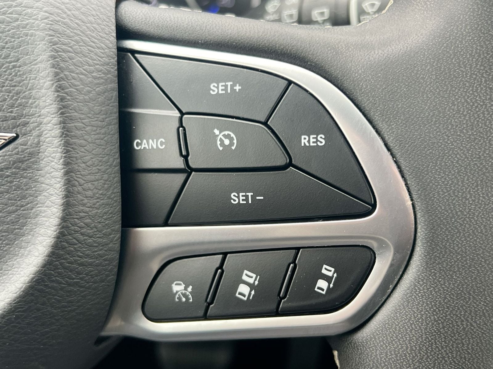 Thumbnail: 2023 Chrysler Pacifica - 24