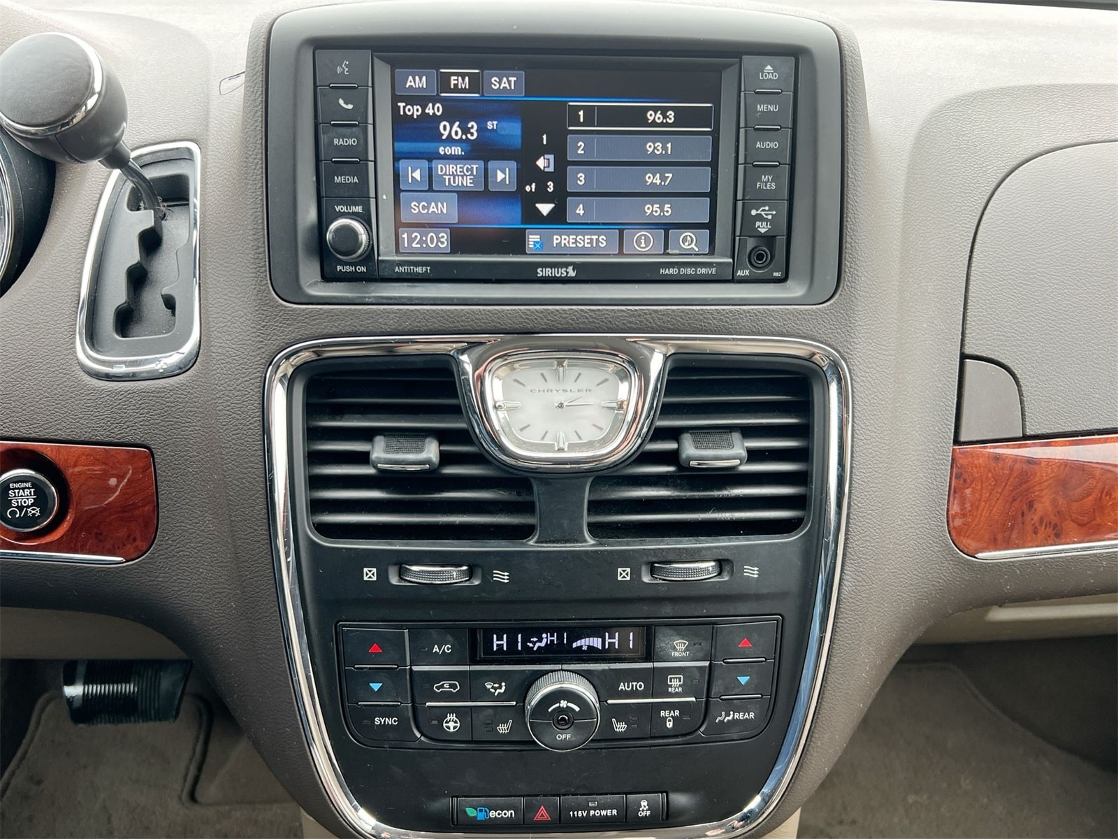 Thumbnail: 2013 Chrysler Town & Country - 26